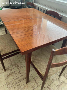 Sedačka a stůl se židlemi