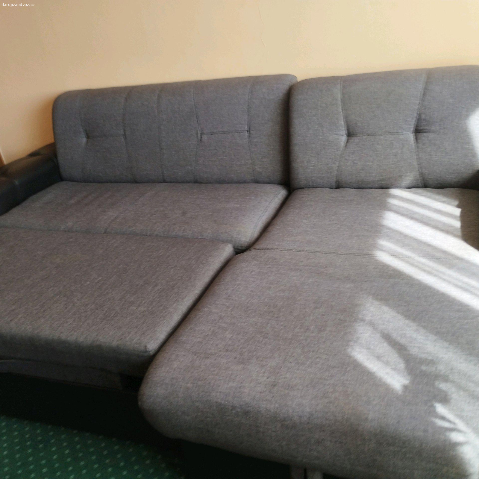 Sedačka do tvaru L. Sedačka s úložným prostorem. Akorát jsou poškozené krajní černé opěrátka (viz. foto), jsou z koženky a ta se odlupuje, ale na to stačí šikovný čalouník.