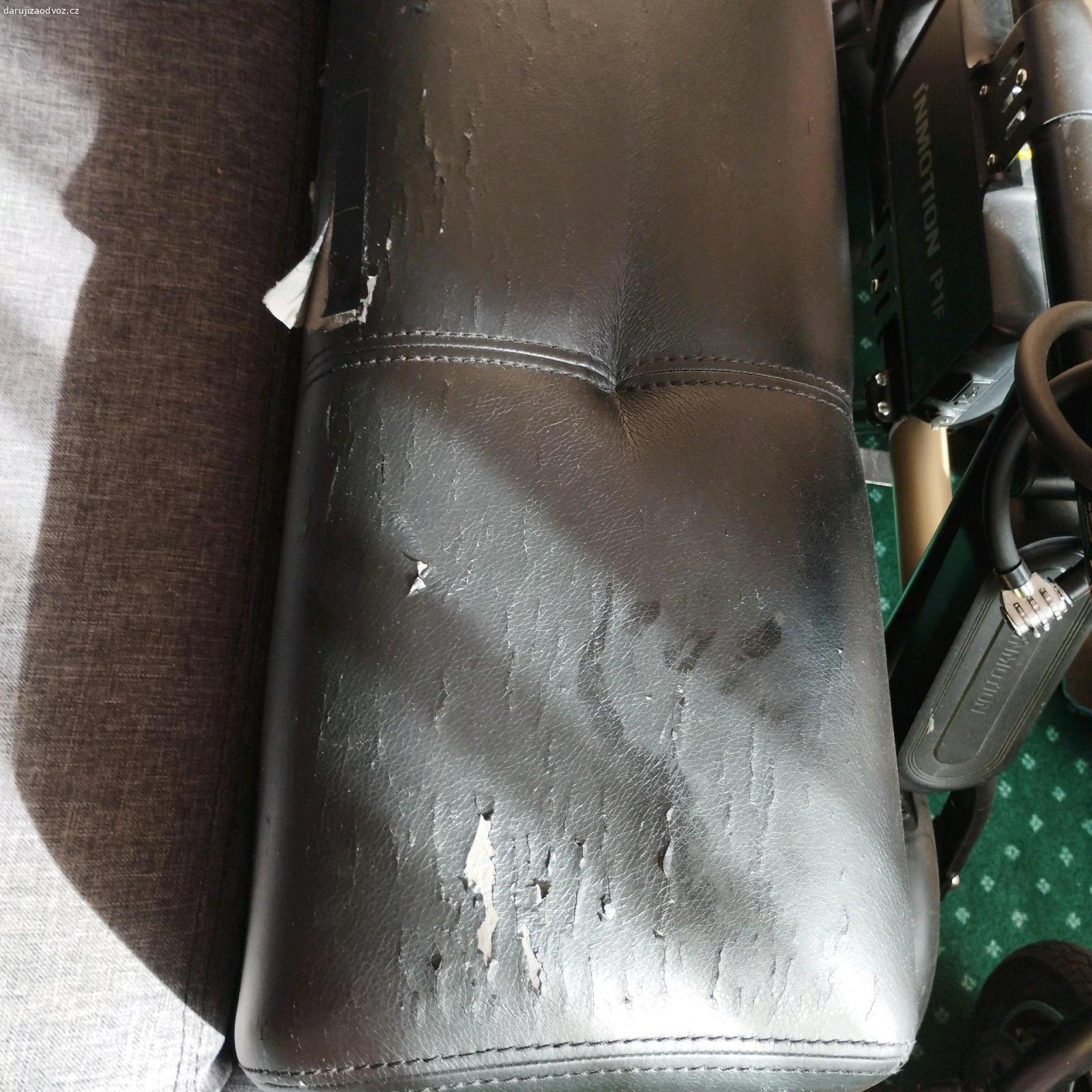 Sedačka do tvaru L. Sedačka s úložným prostorem. Akorát jsou poškozené krajní černé opěrátka (viz. foto), jsou z koženky a ta se odlupuje, ale na to stačí šikovný čalouník.