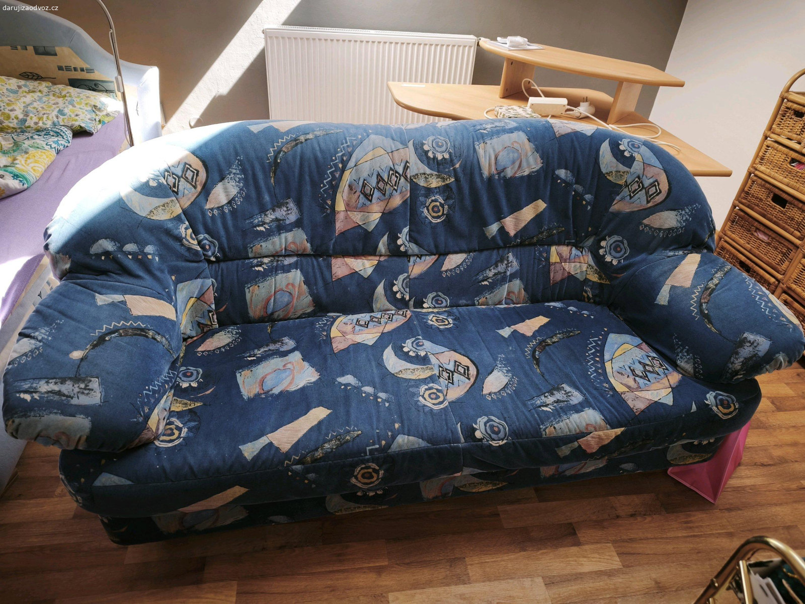 sedačka, komoda, rohový stůl, postel. Daruji, vlastní odnos a odvoz nejpozději do neděle 3.5. ze Starého Plzence.