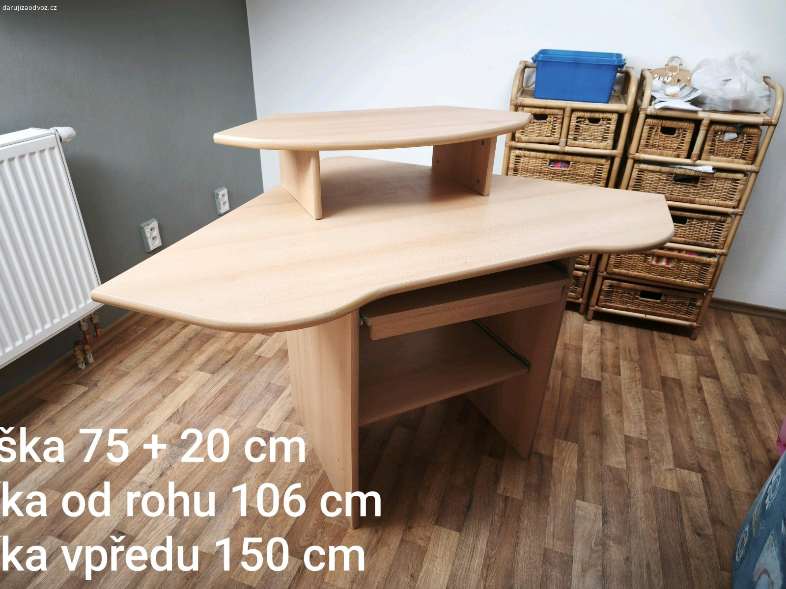 sedačka, komoda, rohový stůl, postel. Daruji, vlastní odnos a odvoz nejpozději do neděle 3.5. ze Starého Plzence.