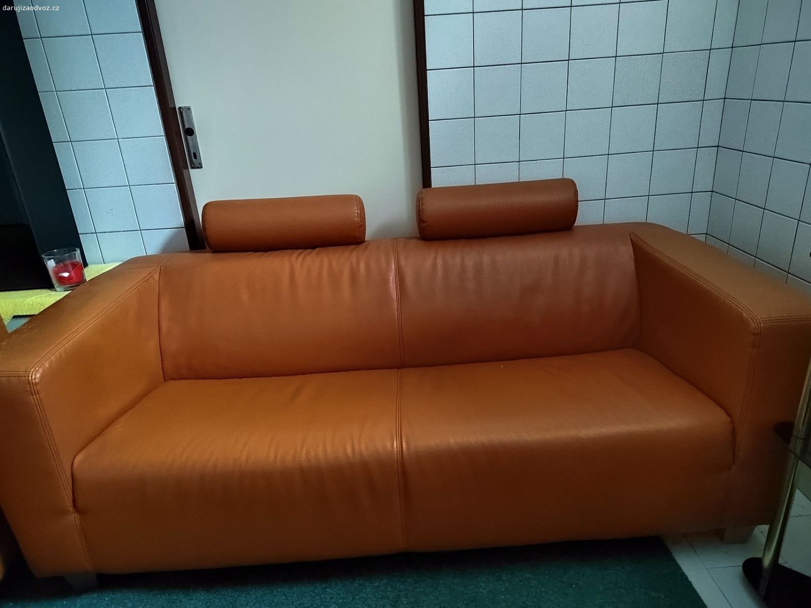 Sedačka +křeslo. Použité, trochu poškrábáne od kočky