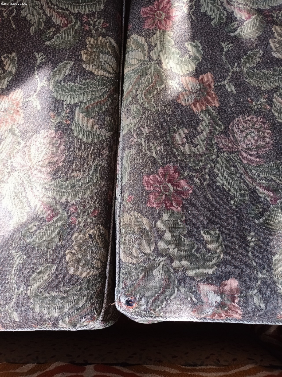 Sedačka po babičce. Je to po babičce. Nevím z jakého materiálu. V potahu je 1 dírka (viz foto). Jinak je to docela zachovalé. Můžu k tomu dát i přehoz (viz foto). S ním vypadá sedačka lépe.