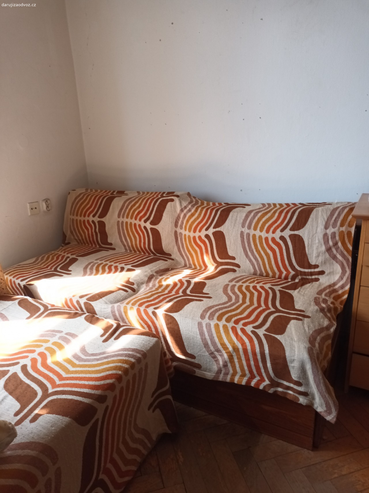 Sedačka po babičce. Je to po babičce. Nevím z jakého materiálu. V potahu je 1 dírka (viz foto). Jinak je to docela zachovalé. Můžu k tomu dát i přehoz (viz foto). S ním vypadá sedačka lépe.