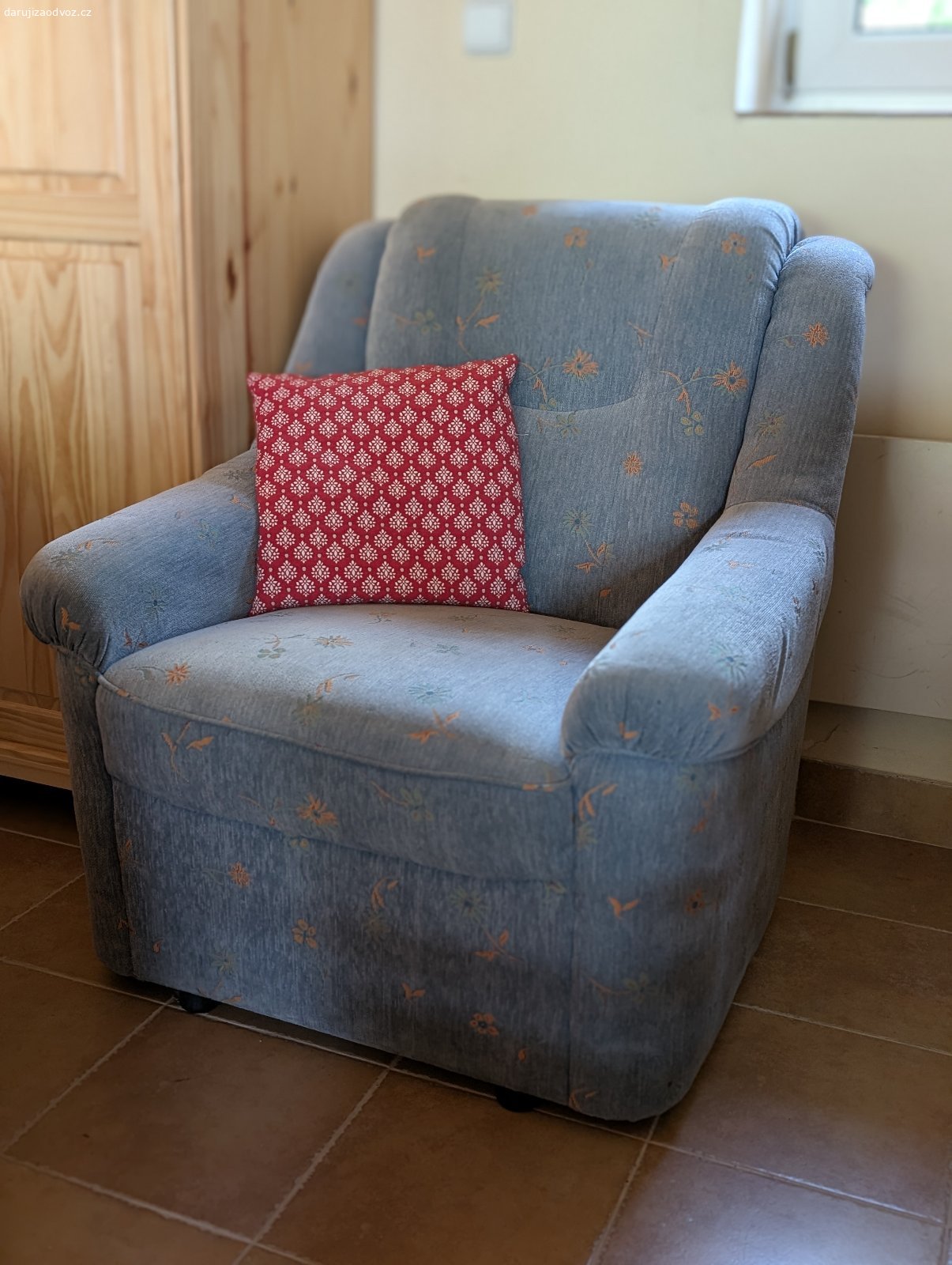 Sedačka s dvěma křesly. Modrá trojsedačka rozkládací s úložným prostorem a dvě křesla. Šířka 210 cm, hloubka 100 cm. Zachovalá, čalounění nepoškozené. Rozkládání systém klik klak,  velmi jednoduché. 2 křesla šířka 85 cm.