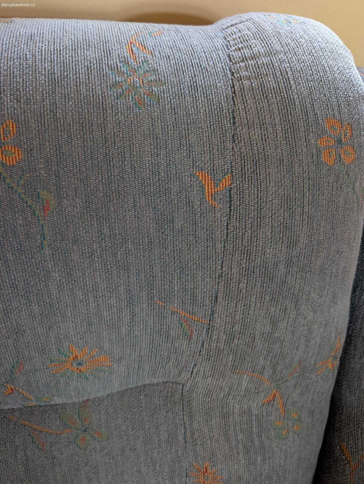 Sedačka s dvěma křesly. Modrá trojsedačka rozkládací s úložným prostorem a dvě křesla. Šířka 210 cm, hloubka 100 cm. Zachovalá, čalounění nepoškozené. Rozkládání systém klik klak,  velmi jednoduché. 2 křesla šířka 85 cm.