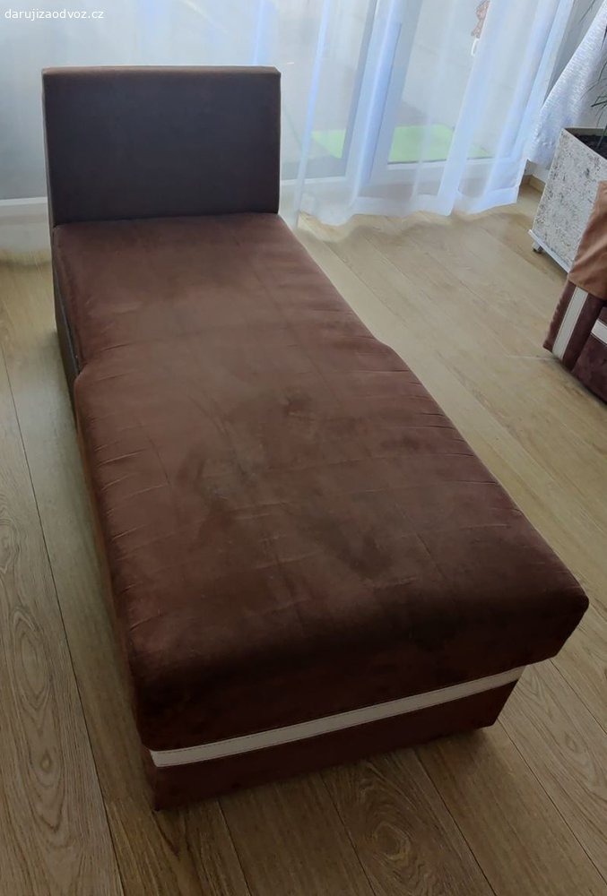 Sedačka s úložným prostorem - boční roh od pohovky. dobry stav. Pevná konstrukce ze dřeva a OSB desky.
výška: 82 cm
šířka: 74 cm
plocha spaní nebo sedu: 74 cm x 140 cm
