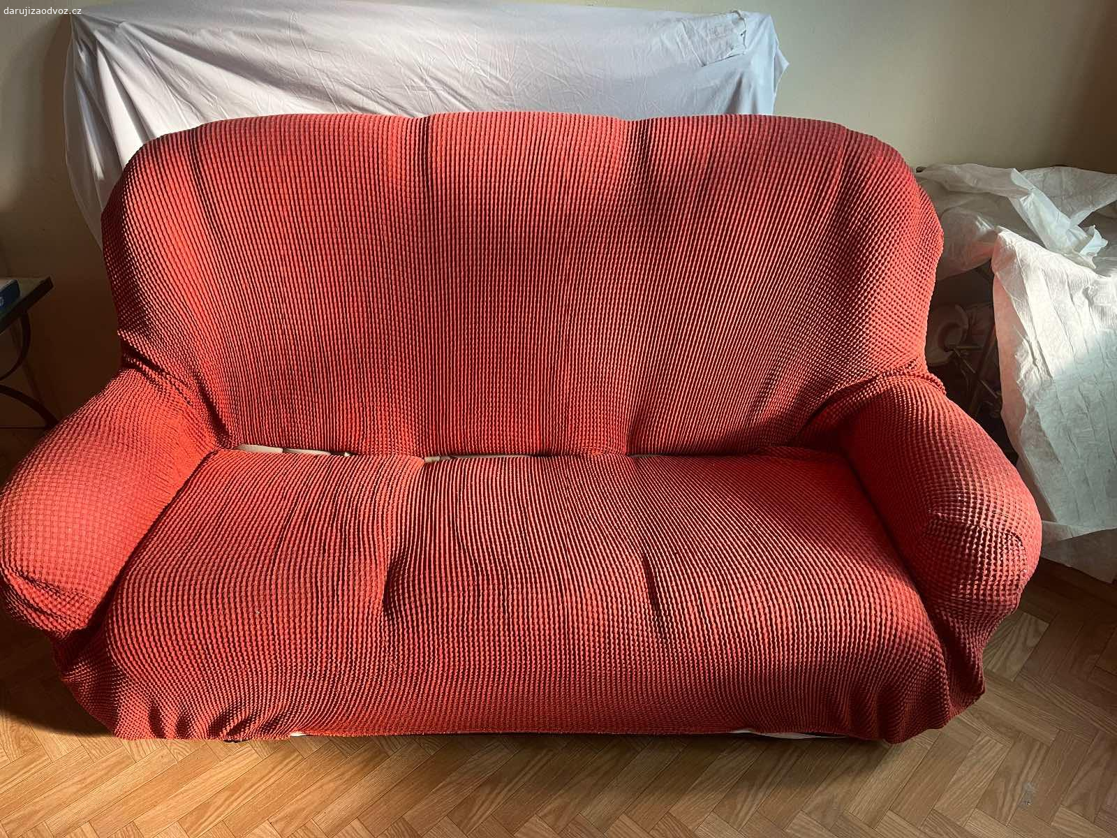 Sedačka třímístná a dvoumístná. Daruji funkční sedačky s potahem. Koženka je oloupaná. K odběru do smazání inzerátu