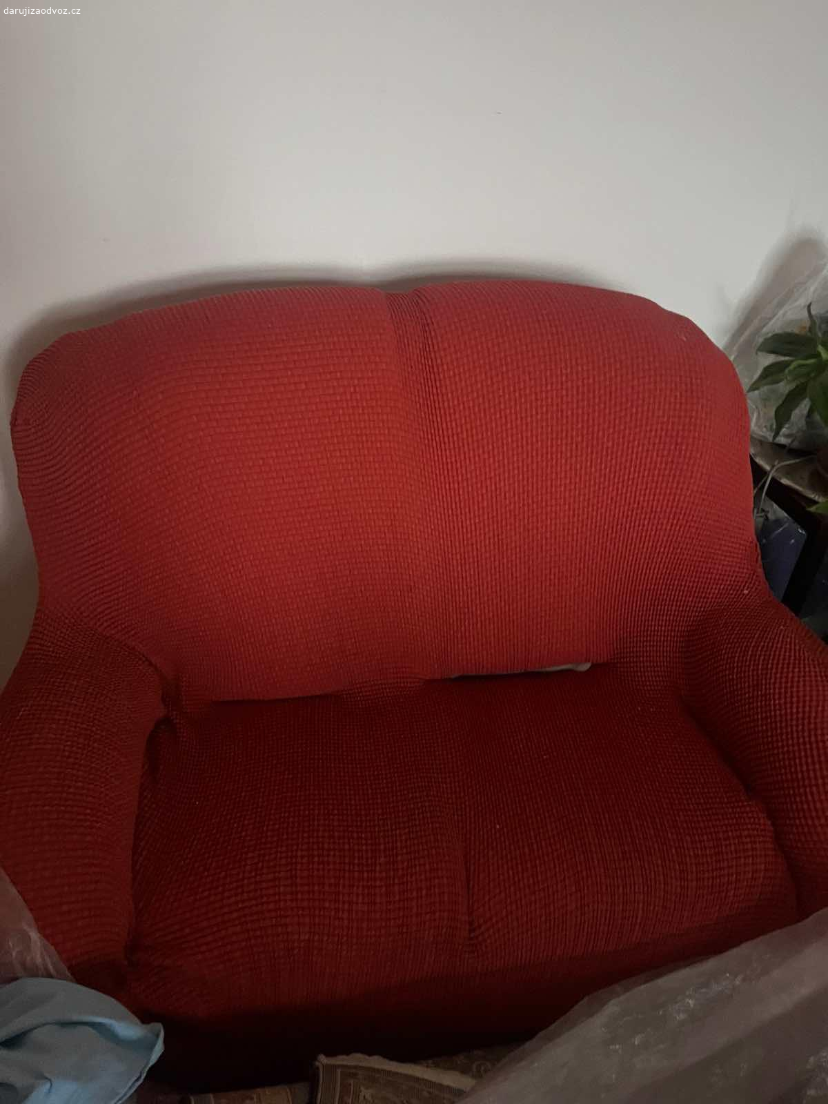 Sedačka třímístná a dvoumístná. Daruji funkční sedačky s potahem. Koženka je oloupaná. K odběru do smazání inzerátu
