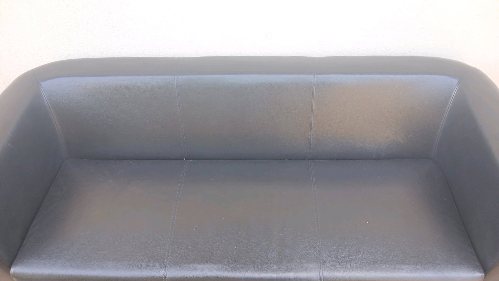 Sedačka z koženky. Daruji za odvoz sedačku z černe koženky v dobrém stavu. Rozmery180x75, vnitřní 150x50. Raději pište sms, často nemůžu brát telefon.