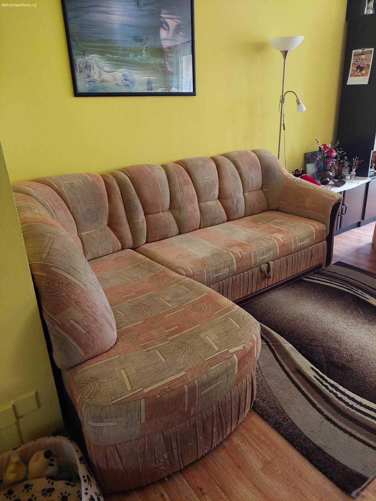 Sedačka. Potřebuje vyčistit a jsou tam dvě dirky ale dá se potah a ničemu to nevadí