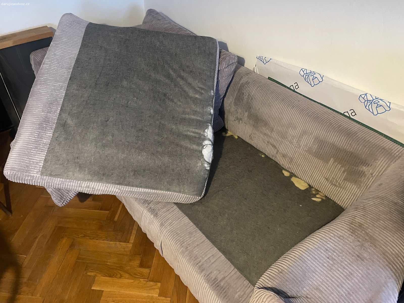 Sedačka. Daruji za odvoz sedačku, něco uz zažila, ale pořád příjemná. Podšívky polštářů trochu roztrhané, ale drží. Opěrku synek prošlápl, třeba by šla opravit.