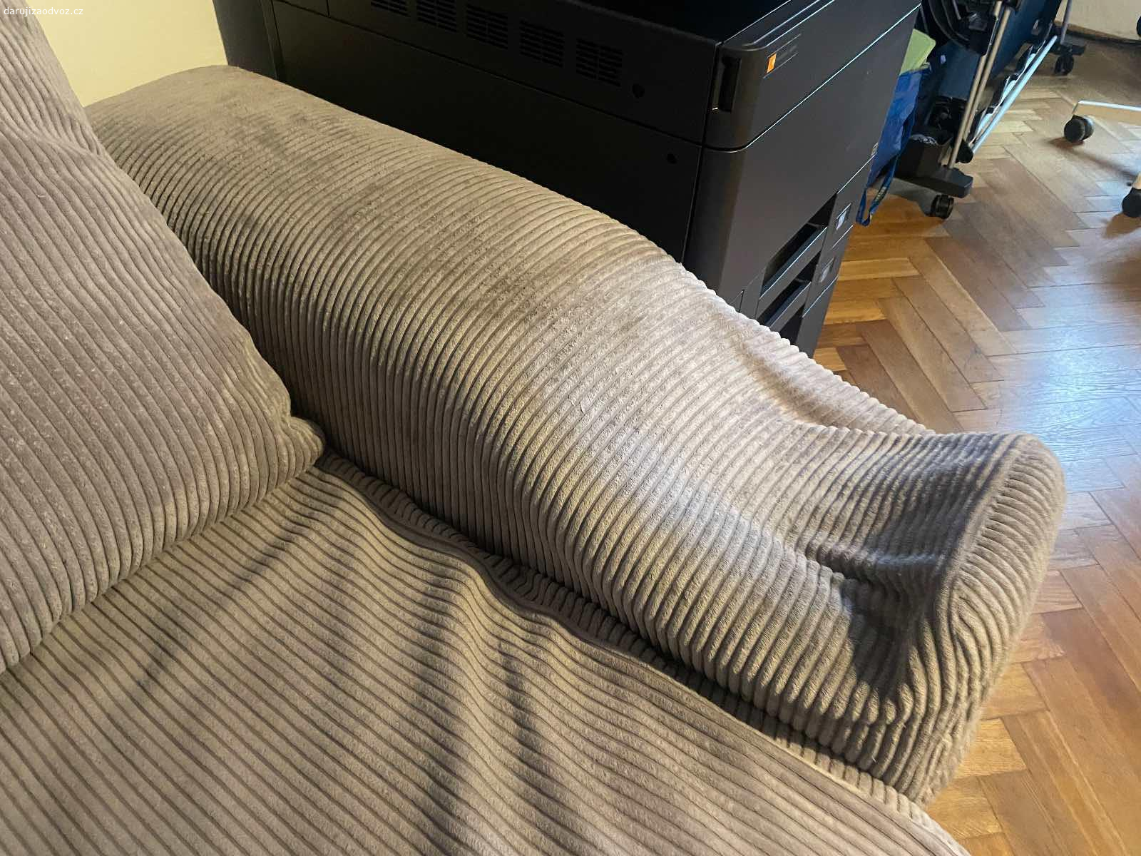 Sedačka. Daruji za odvoz sedačku, něco uz zažila, ale pořád příjemná. Podšívky polštářů trochu roztrhané, ale drží. Opěrku synek prošlápl, třeba by šla opravit.