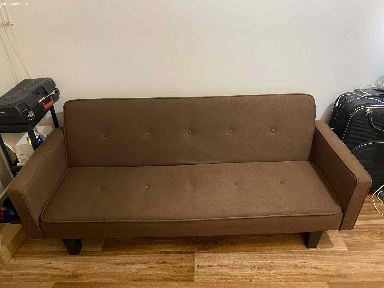 Sedačka. Daruji za odvoz téměř novou sedačku , koupená v dubnu letošního roku, málo používaná, v perfektním stavu, rozkládací, bez úložného prostoru.