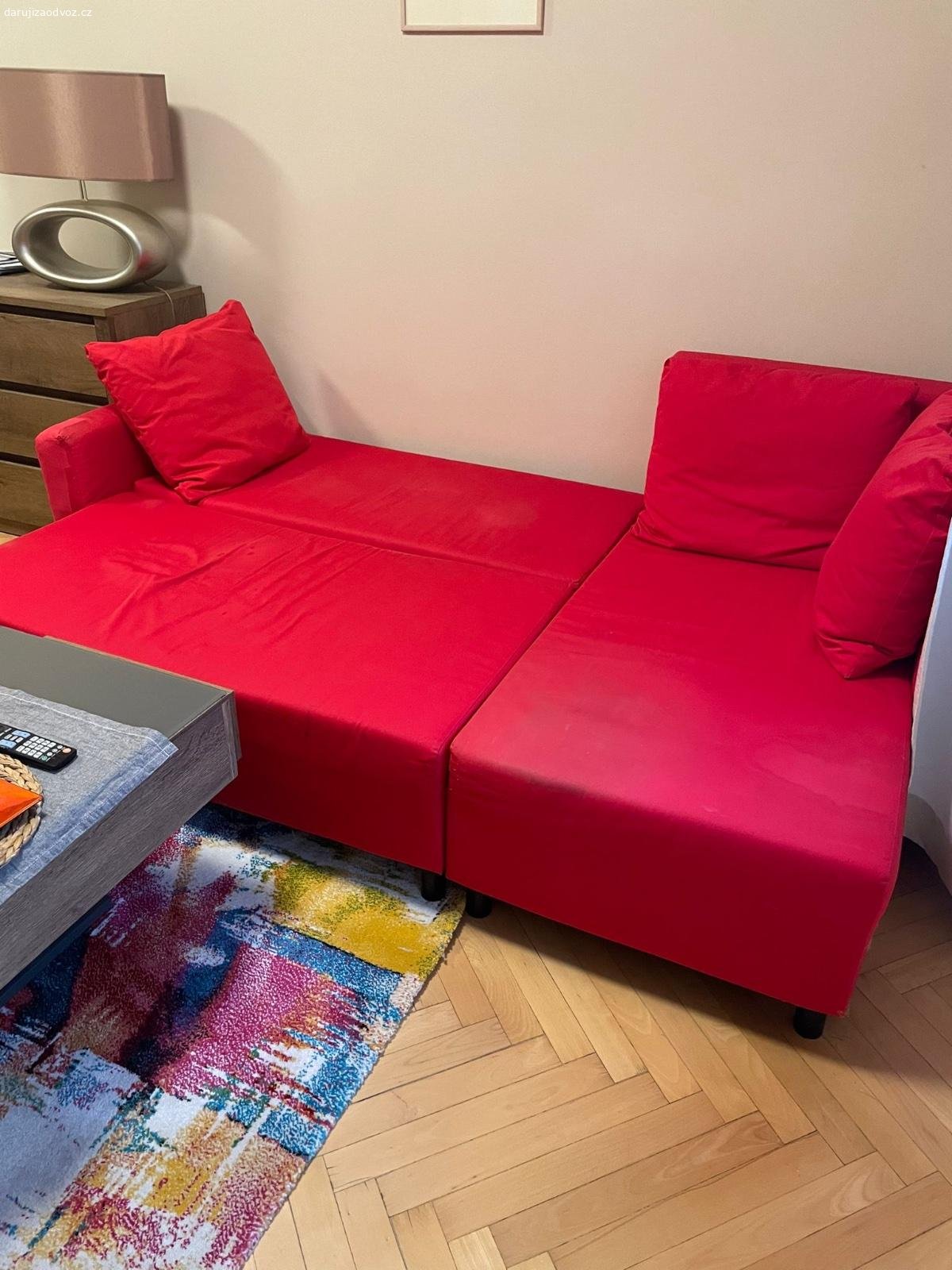 Rozkládací sedačka / pohovka IKEA - šířka 230 cm. Daruji ZA ODVOZ rozkládací sedačku / pohovku IKEA, plně funkční. Šířka 230 cm, hloubka 70 cm a hloubka lenošky 120 cm, výška opěrky cca 43 cm. Plocha na spaní cca 130 x 200 cm. Levá opěrka záplatovaná, poškrábaná od kocoura. Možná by chtěla trochu vyčistit, jinak bez vad! NUTNÝ vlastní odvoz a odnos, hlavně kvůli váze!! K vyzvednutí po předchozí domluvě u Zbečna na Rakovnicku (50 min od Prahy). Sedačka se dá rozmontovat na díly - aktuálně rozložená! Daruji další věci za ODVOZ viz. inzeráty!