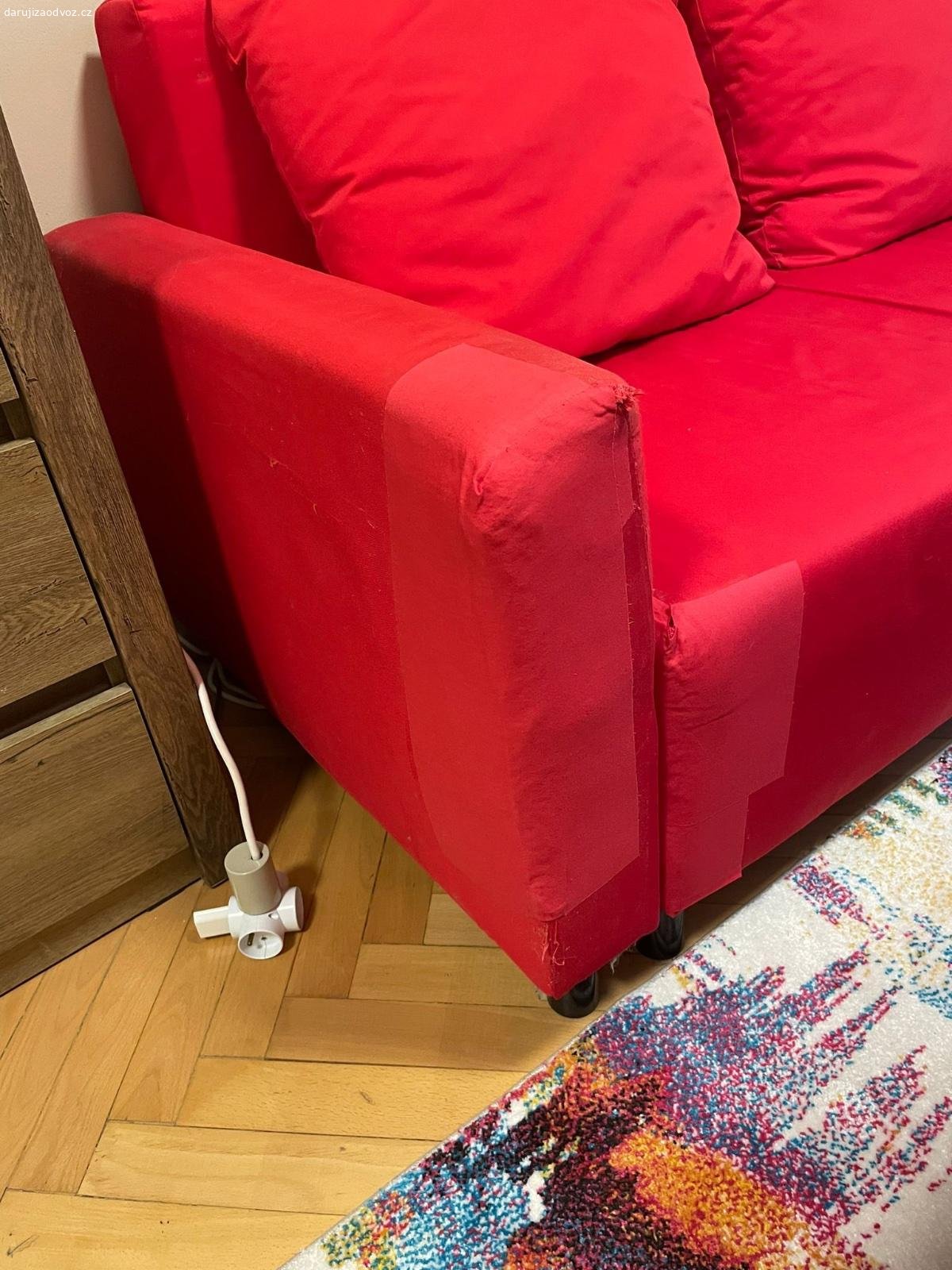 Rozkládací sedačka / pohovka IKEA - šířka 230 cm. Daruji ZA ODVOZ rozkládací sedačku / pohovku IKEA, plně funkční. Šířka 230 cm, hloubka 70 cm a hloubka lenošky 120 cm, výška opěrky cca 43 cm. Plocha na spaní cca 130 x 200 cm. Levá opěrka záplatovaná, poškrábaná od kocoura. Možná by chtěla trochu vyčistit, jinak bez vad! NUTNÝ vlastní odvoz a odnos, hlavně kvůli váze!! K vyzvednutí po předchozí domluvě u Zbečna na Rakovnicku (50 min od Prahy). Sedačka se dá rozmontovat na díly - aktuálně rozložená! Daruji další věci za ODVOZ viz. inzeráty!