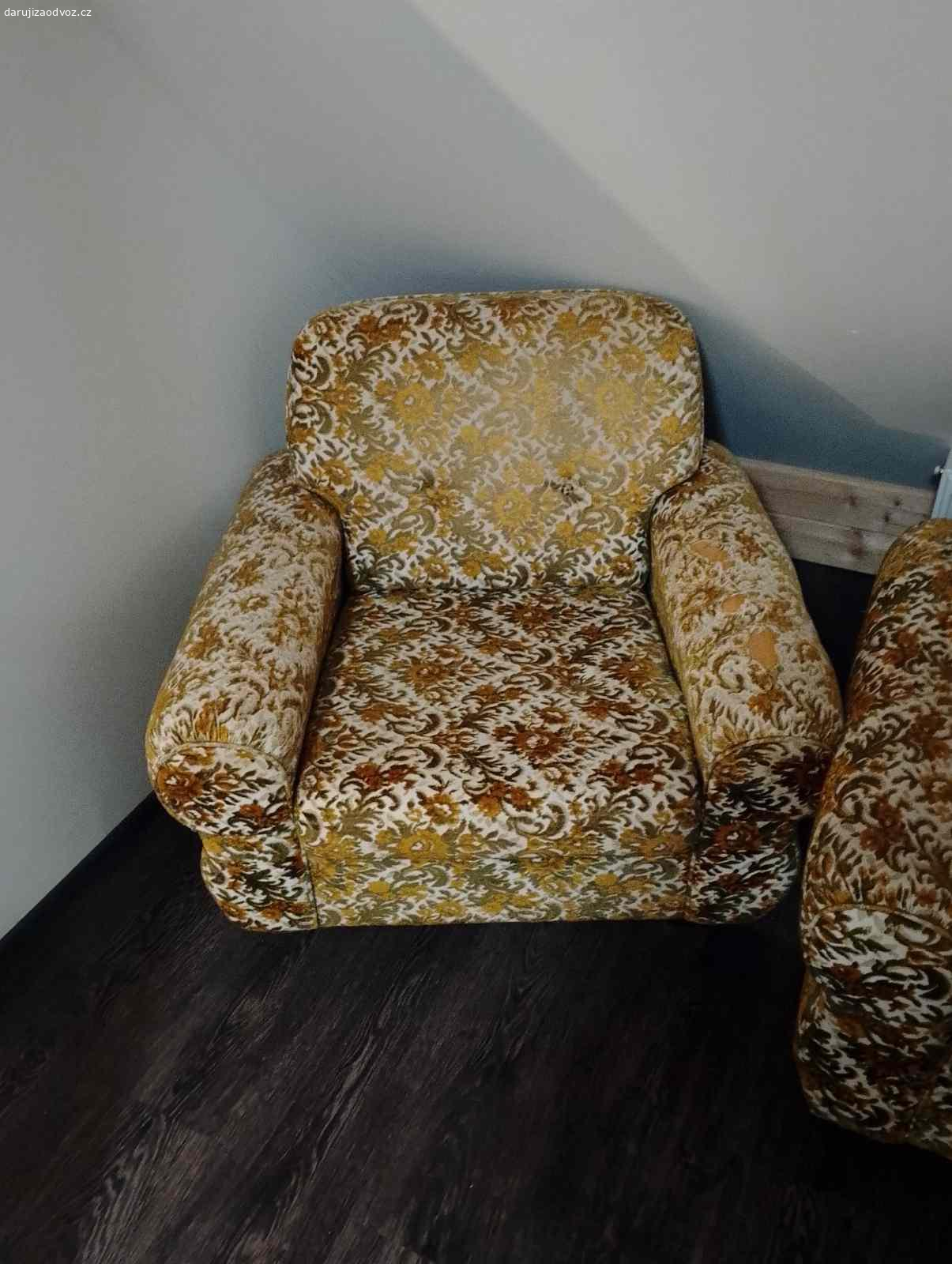 Sedačku křesla a rozkládací křeslo. Daruji sem z Jimramova prosím volejte na číslo tel…