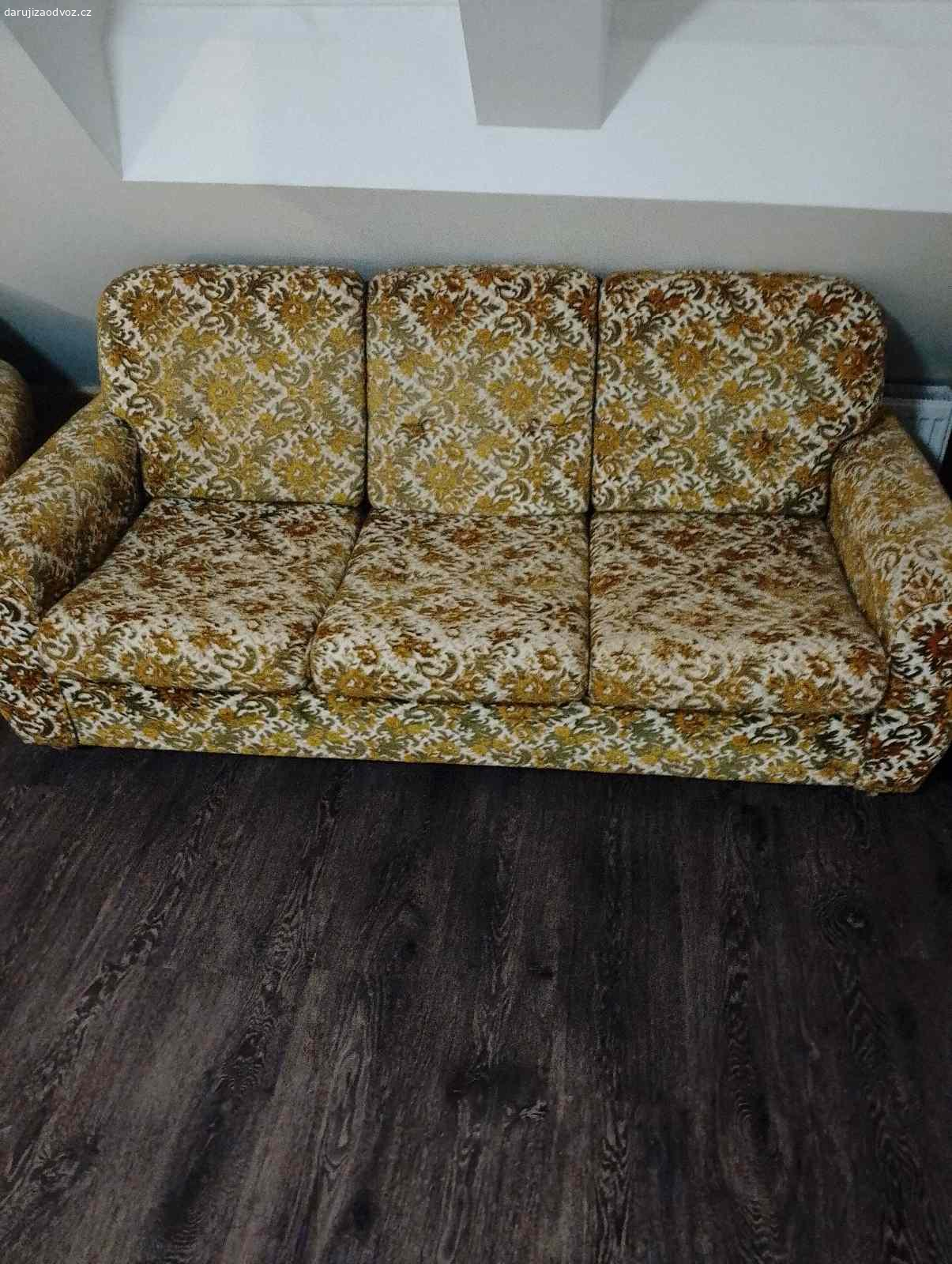 Sedačku křesla a rozkládací křeslo. Daruji sem z Jimramova prosím volejte na číslo tel…