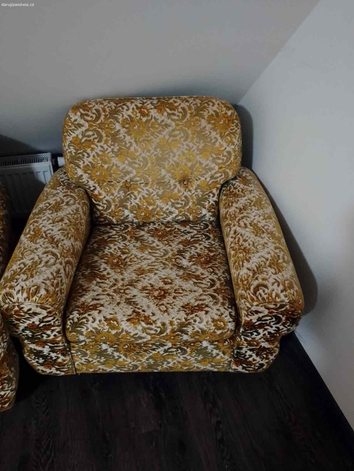 Sedačku křesla a rozkládací křeslo. Daruji sem z Jimramova prosím volejte na číslo tel…
