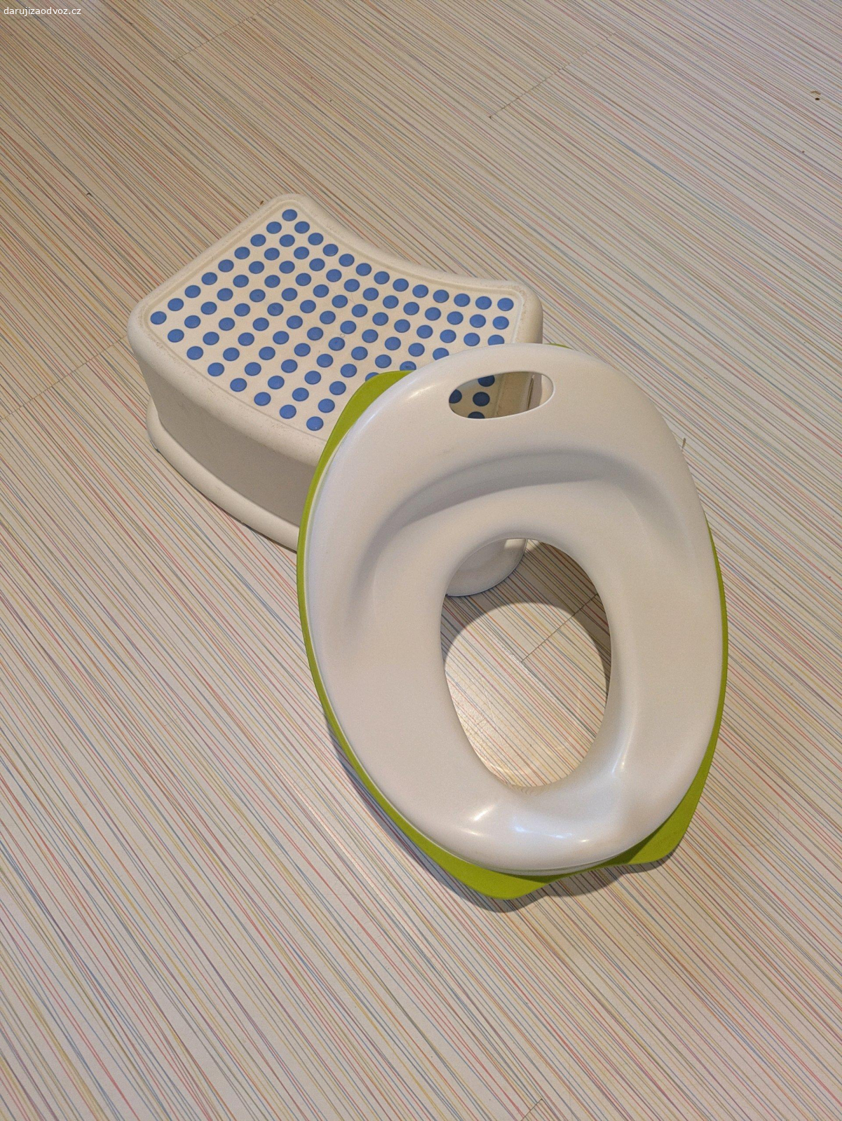 sedátko a stupínek, plast, IKEA. Daruji obojí současně, použité, v dobrém stavu, hlavně stolička nese známky používání.