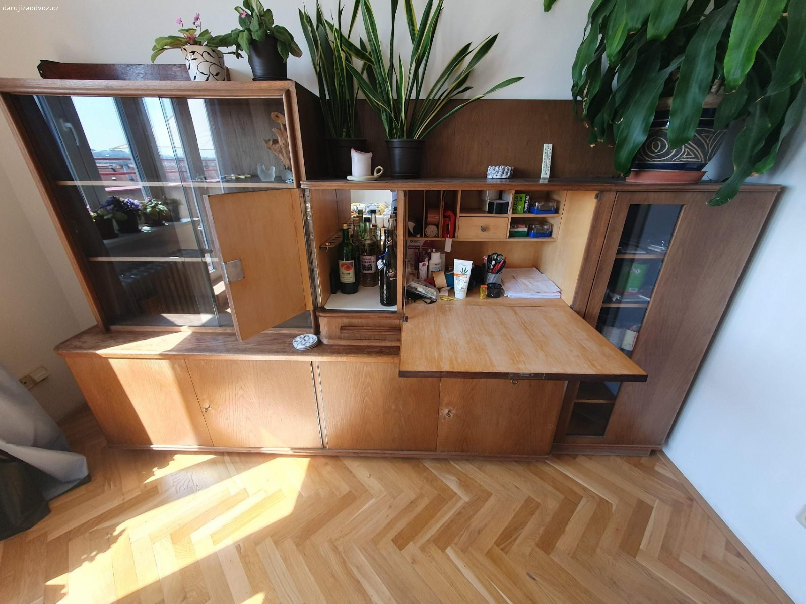 Sekretář v perfektním stavu. Sekretář v perfektním stavu, lze rozebrat na menší díly.