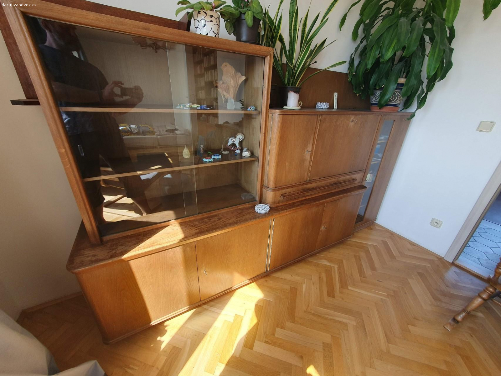 Sekretář v perfektním stavu. Sekretář v perfektním stavu, lze rozebrat na menší díly.