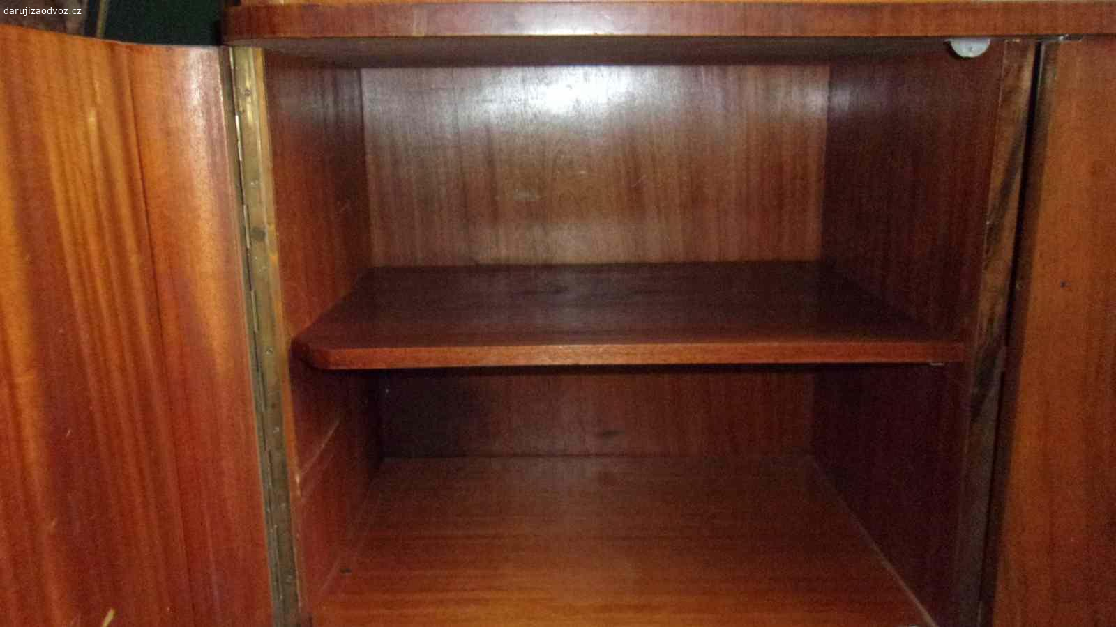 Sekretář. Nabízím k za odvoz kvalitní kus nábytku - není to dřevotříska. Má několik uzamykatelných prostor včetně prostoru na oděvy,který je po straně. Má na hoře i vitrínu ( foceno bez skla) Skla máme. Rozměry: 240x161x45 ( ŠxVxH). Možno použít jako úložný prostor do garáže/ chalupu... Osobní odběr v Praze. V případě vážného zájmu, jsem k dispozici pouze na telefonním čísle u inzerátu.