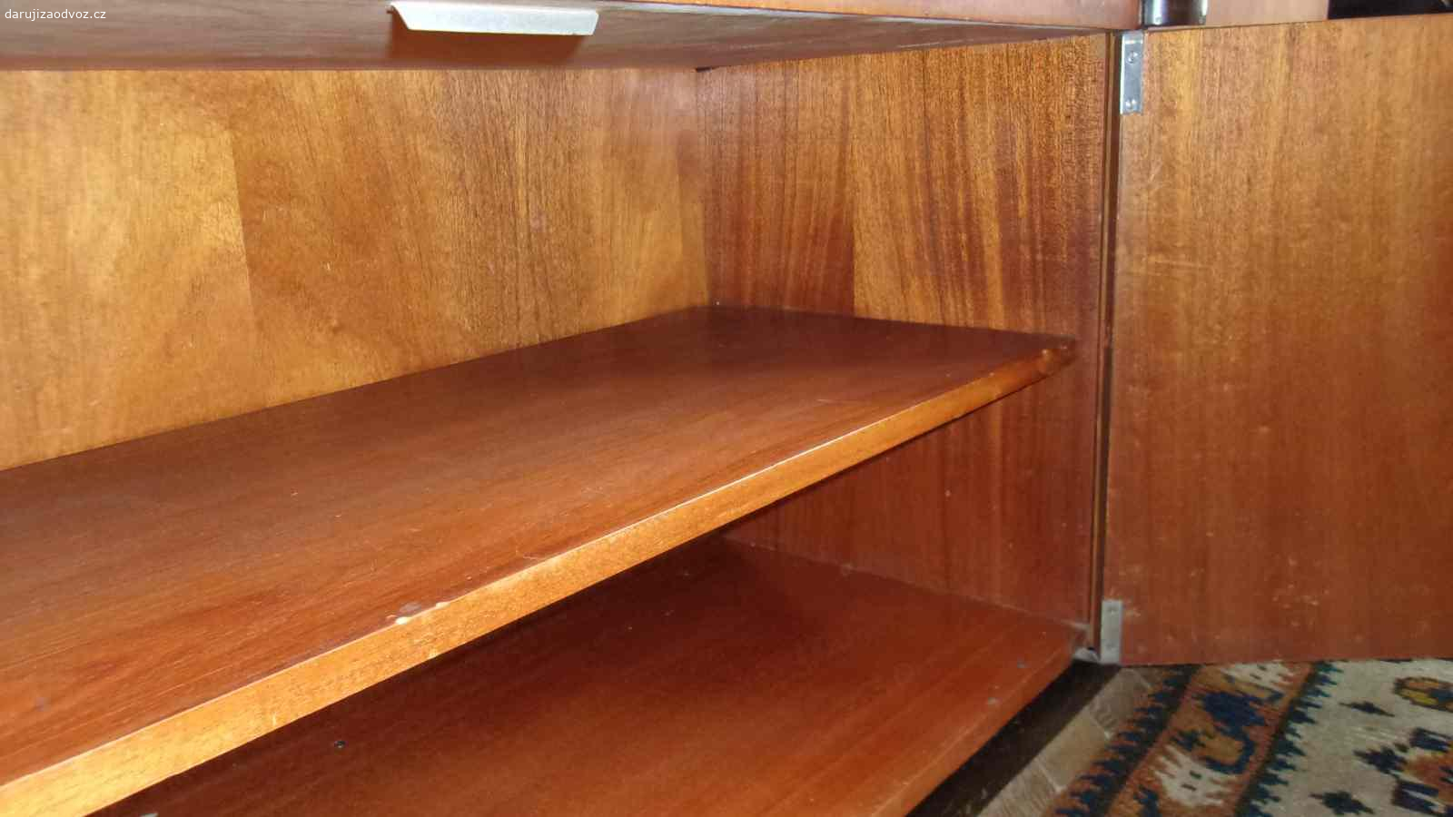 Sekretář. Nabízím k za odvoz kvalitní kus nábytku - není to dřevotříska. Má několik uzamykatelných prostor včetně prostoru na oděvy,který je po straně. Má na hoře i vitrínu ( foceno bez skla) Skla máme. Rozměry: 240x161x45 ( ŠxVxH). Možno použít jako úložný prostor do garáže/ chalupu... Osobní odběr v Praze. V případě vážného zájmu, jsem k dispozici pouze na telefonním čísle u inzerátu.