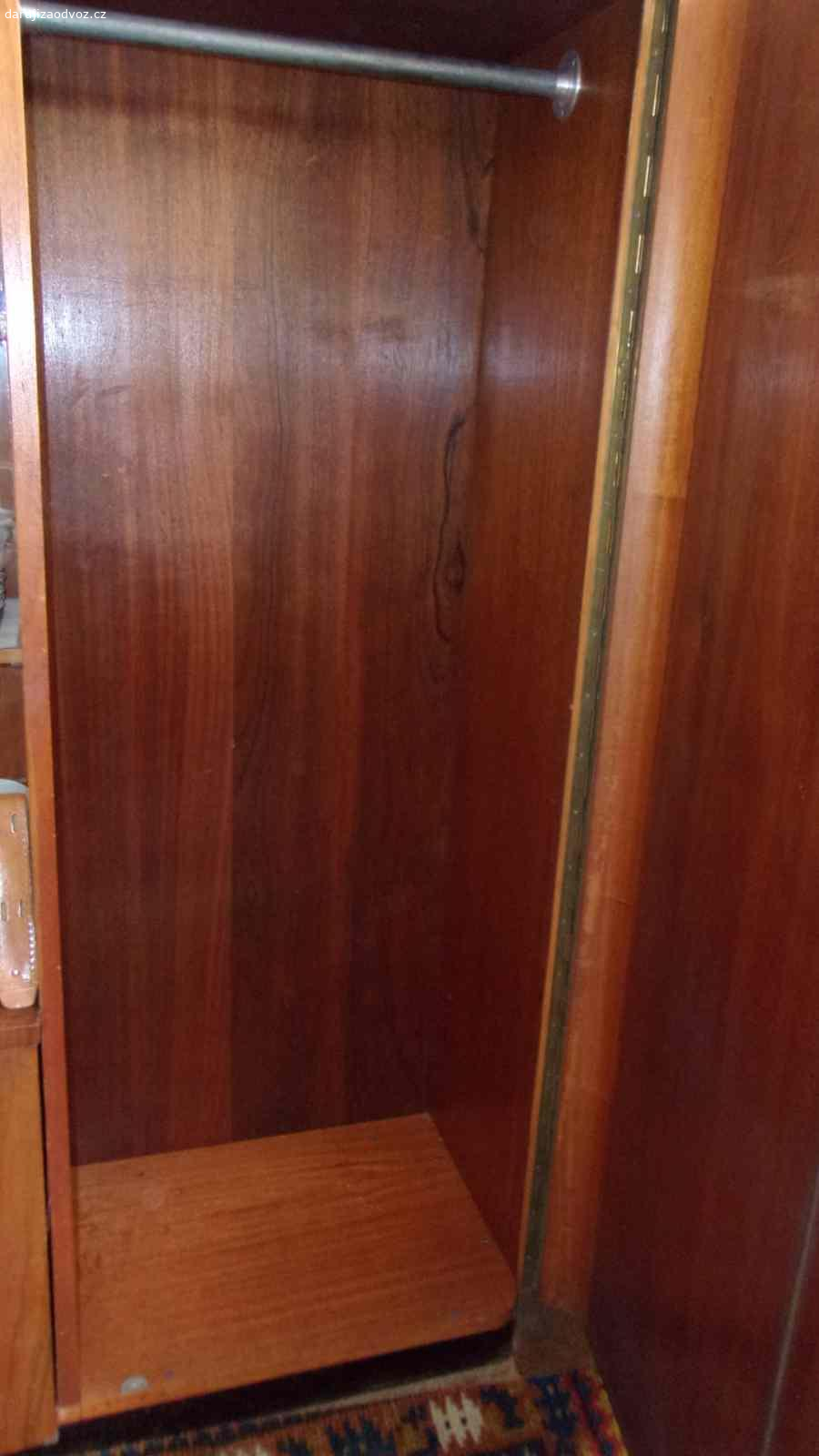 Sekretář. Nabízím k za odvoz kvalitní kus nábytku - není to dřevotříska. Má několik uzamykatelných prostor včetně prostoru na oděvy,který je po straně. Má na hoře i vitrínu ( foceno bez skla) Skla máme. Rozměry: 240x161x45 ( ŠxVxH). Možno použít jako úložný prostor do garáže/ chalupu... Osobní odběr v Praze. V případě vážného zájmu, jsem k dispozici pouze na telefonním čísle u inzerátu.