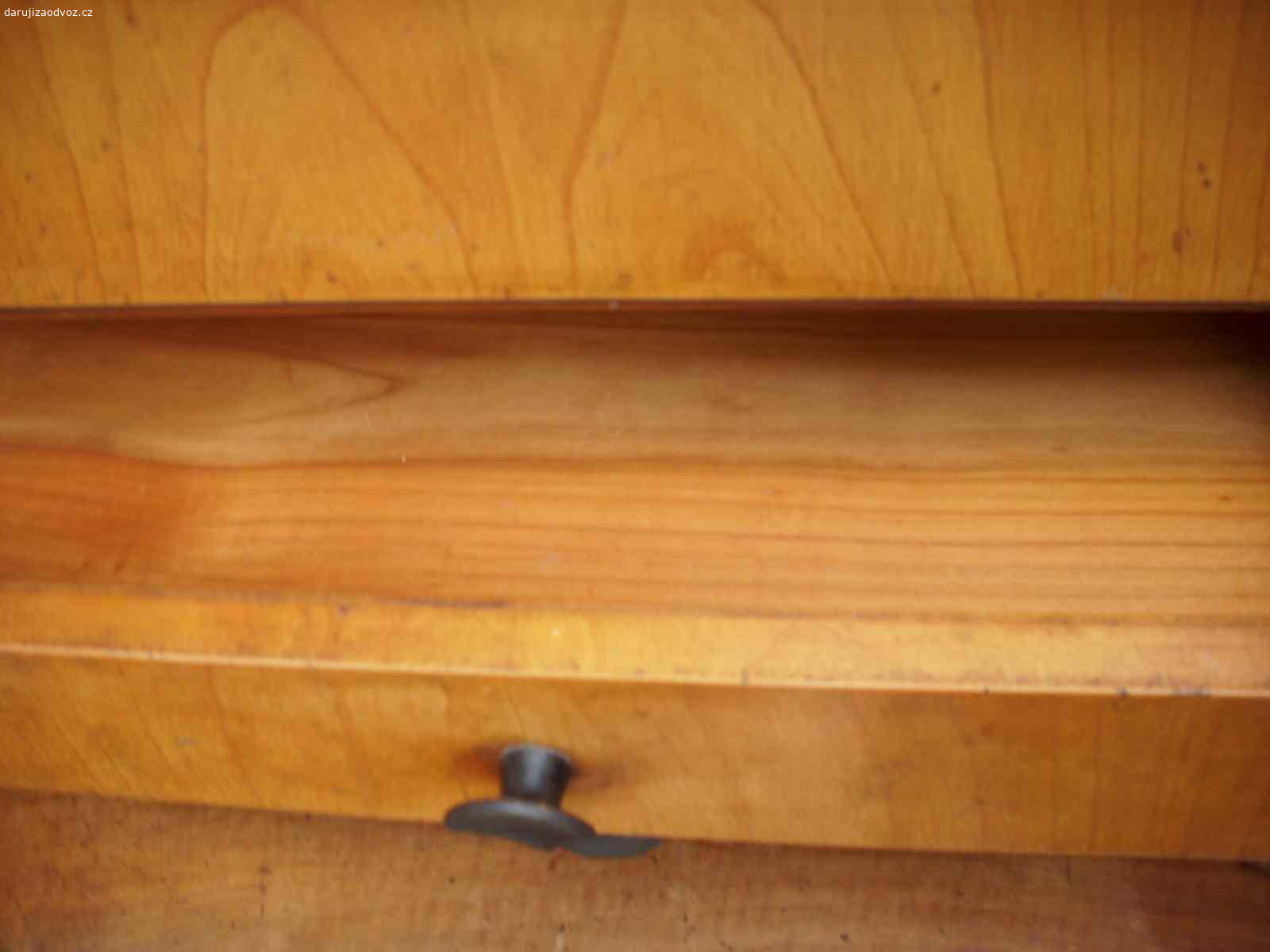 Sekretář. Nabízím k za odvoz kvalitní kus nábytku - není to dřevotříska. Má několik uzamykatelných prostor včetně prostoru na oděvy,který je po straně. Má na hoře i vitrínu ( foceno bez skla) Skla máme. Rozměry: 240x161x45 ( ŠxVxH). Možno použít jako úložný prostor do garáže/ chalupu... Osobní odběr v Praze. V případě vážného zájmu, jsem k dispozici pouze na telefonním čísle u inzerátu.