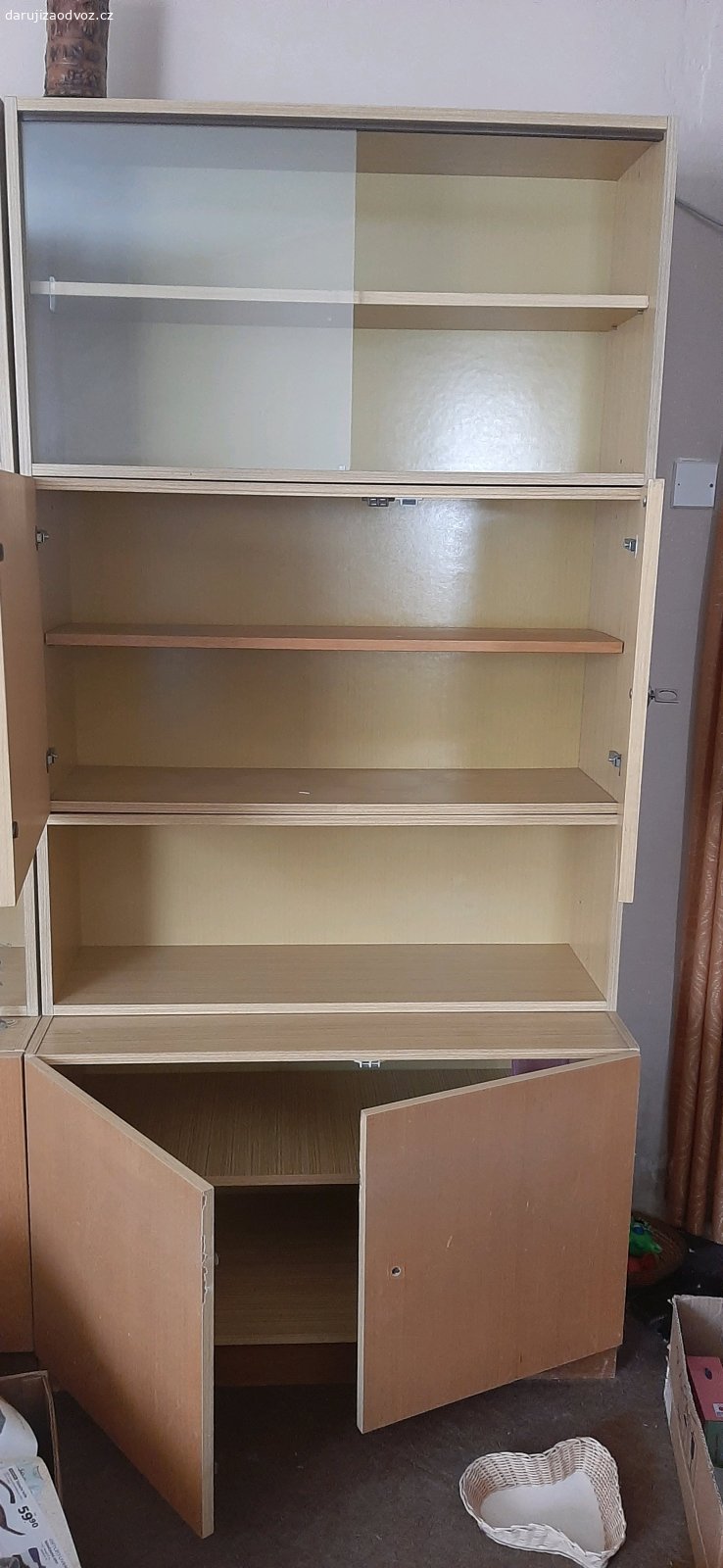 Sektorová obýváková stěna. Obýváková stěna, 2 stejné části.Spodní skříňka100x 60x48. Horni díly 100x36x30- vložený díl bez dvířek, 100x54x30 s dvířky,tstáž velikost se skle m. To vše 2x.