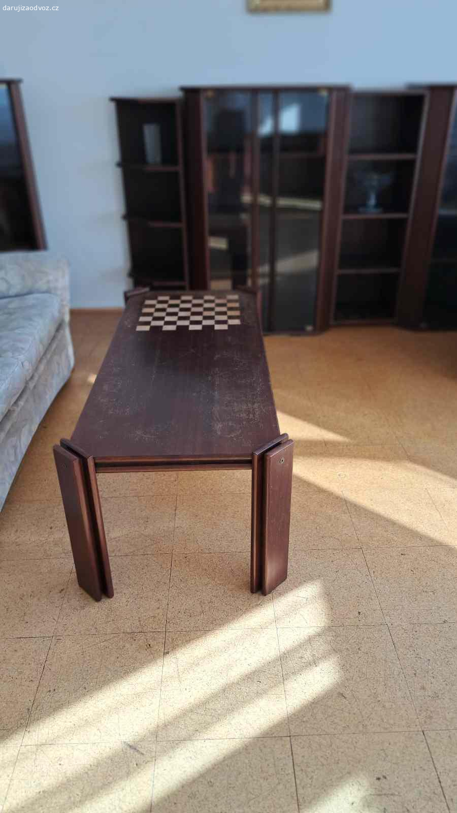 Sektorové skříňky 11ks. Daruji sektorový dýhovaný nábytek - skříňky Menuet, kvalitní výroba Dřevotvar Bystré v barvě mahagon. Sestava obsahuje: 2x  skříňka vysoká - skleněné dveře v 122cm,1x vysoká rohová prosklená hl 66cm, 1x rohová nika vysoká, 1x vysoká nika  1x skříňka nízká, 1x skříňka zásuvková (obě rozměr 84x46cm), 2x nika (36x36cm)1 má otvor na kabel), 1x  skříňka vysoká - plné dveře v 122cm,  a konferenční stůl se šachovnicí (120x60). Vlastní odvoz