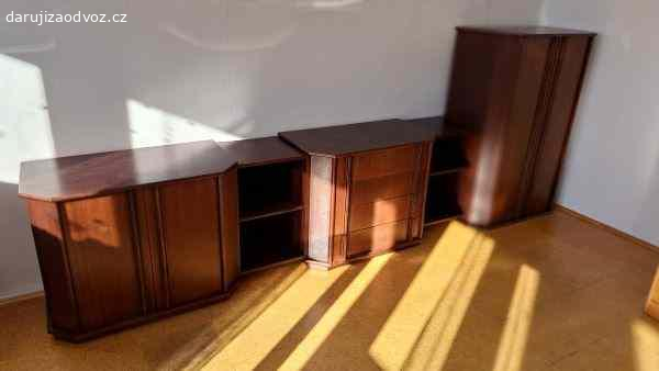 Sektorové skříňky 11ks. Daruji sektorový dýhovaný nábytek - skříňky Menuet, kvalitní výroba Dřevotvar Bystré v barvě mahagon. Sestava obsahuje: 2x  skříňka vysoká - skleněné dveře v 122cm,1x vysoká rohová prosklená hl 66cm, 1x rohová nika vysoká, 1x vysoká nika  1x skříňka nízká, 1x skříňka zásuvková (obě rozměr 84x46cm), 2x nika (36x36cm)1 má otvor na kabel), 1x  skříňka vysoká - plné dveře v 122cm,  a konferenční stůl se šachovnicí (120x60). Vlastní odvoz