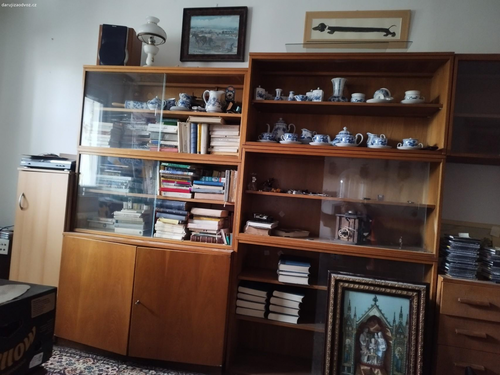 Sektorový nábytek. Daruji starý nábytek.Vše co je na fotkách.Cca 10-11 ks.Je starý, ale do dílny nebo garáže by se mohl někomu ještě hodit.