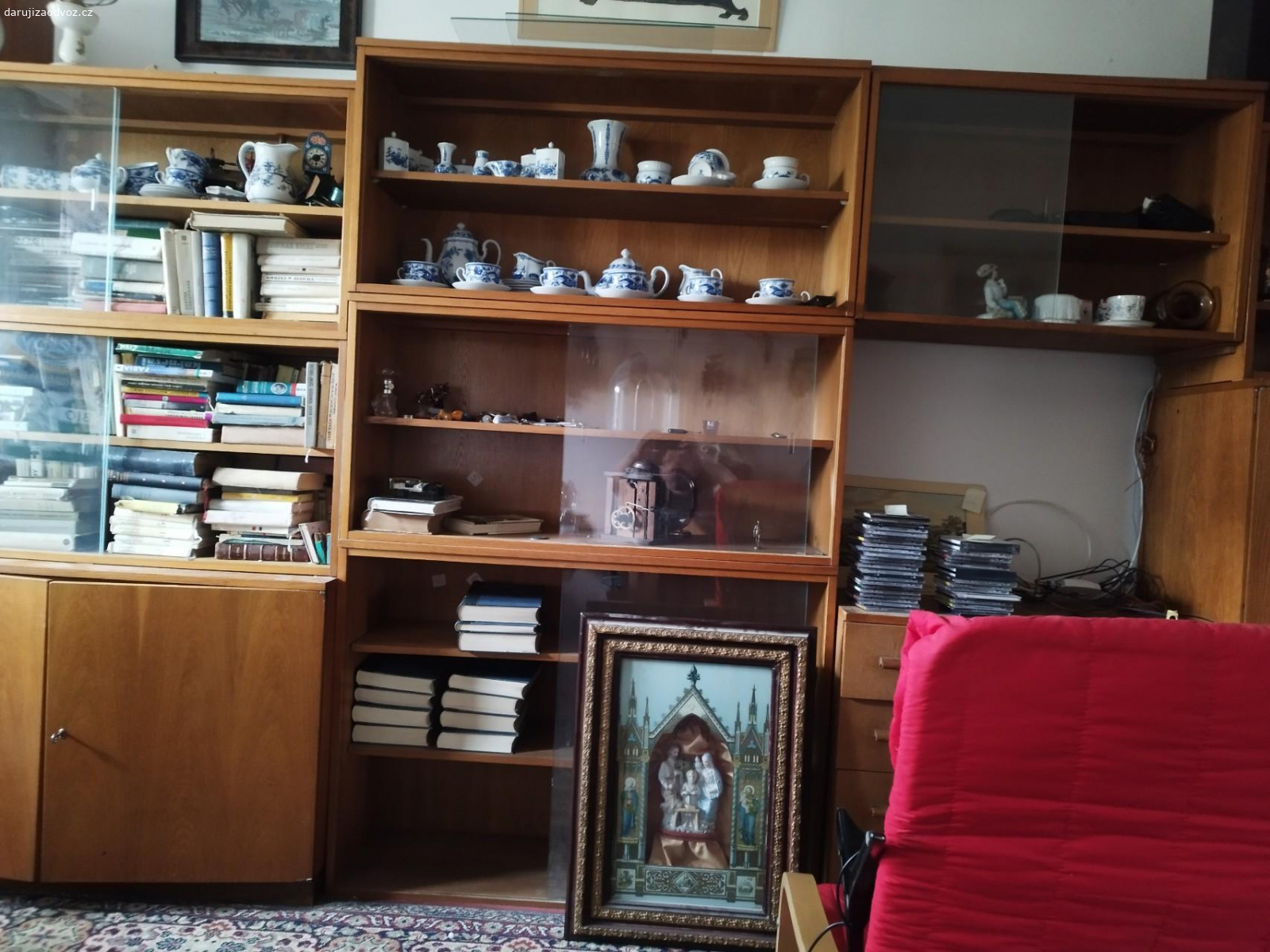 Sektorový nábytek. Daruji starý nábytek.Vše co je na fotkách.Cca 10-11 ks.Je starý, ale do dílny nebo garáže by se mohl někomu ještě hodit.