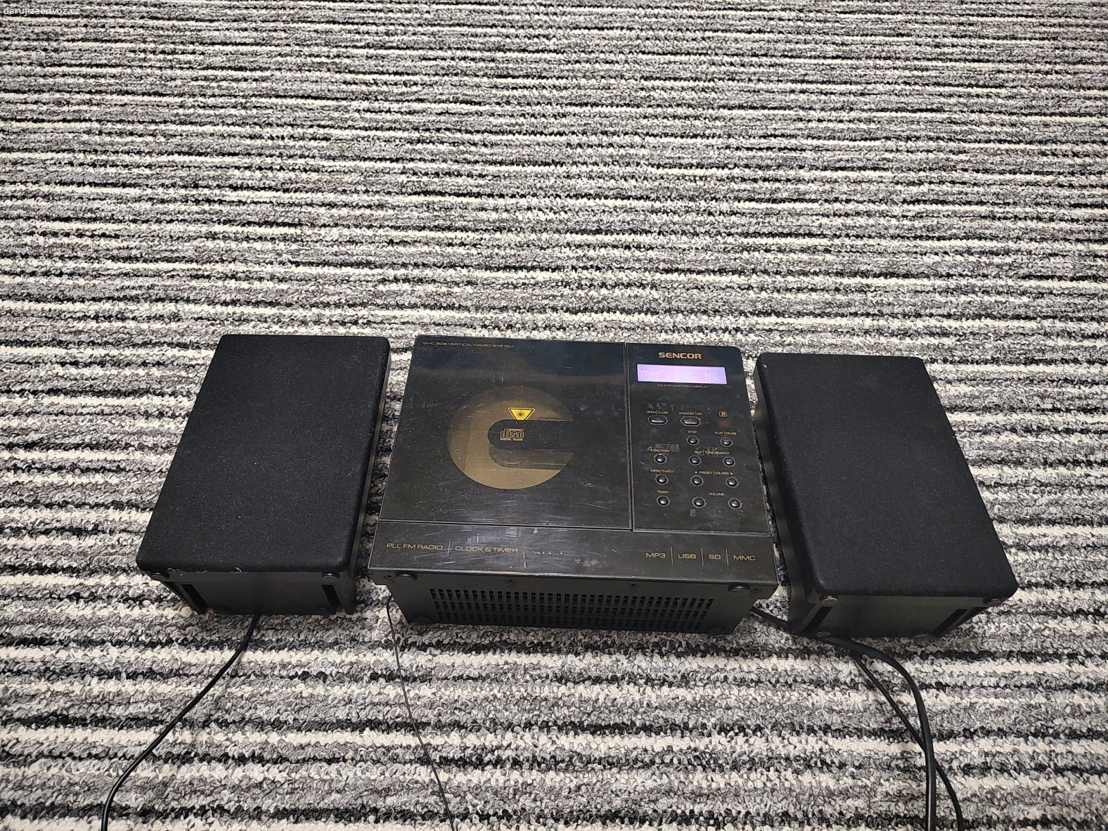 Sencor rádio a přehrávač. Umí DVD, SD, USB, rádio a mobil přes jack.
Repráky silný - akorát do garáže nebo do obýváku.

Za lepší čokoládu nebo něco podobného je vaše.