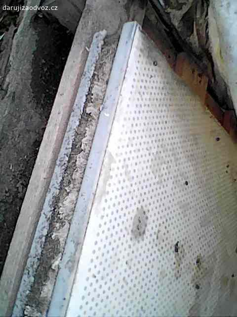 Sendvičový akustický panel. Daruji zbytky akustických izolačních panelů. Vnější strana je lakovaný, galvanicky pokovený plný plech, vnitřní strana děrovaný lakovaný, galvanicky pokovený plech, výplň kamenná akustická vata v síle 50 mm. Jedná se o 3 kusy v délce cca 1,2 m, šířka 1,18 m, 1 kus v šířce 0,595 m a délka cca 3 m. Včetně různých klempířských prvků v délce 3 m a speciálních spojovacích profilů. Panely jsou uloženy pod plachtou a jsou suché, naprosto v pořádku. Profily překryté nejsou, jsou tedy lehce špinavé, jinak v pořádku.