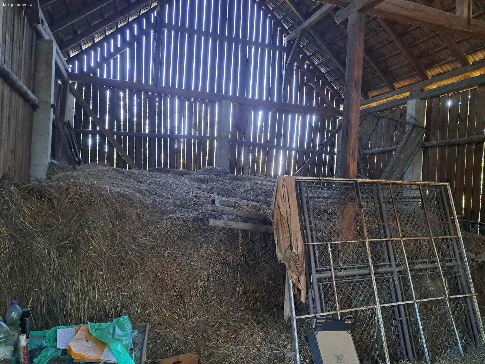 SENO A SLÁMA ZA ODVOZ. Daruji zdarma za odvoz větší množství sena a slámy. Je to asi 50 let staré. Vhodné možná na podestýlku nebo jako přísada pro výrobu pelet. Uskladněno v Nedachlebicích.