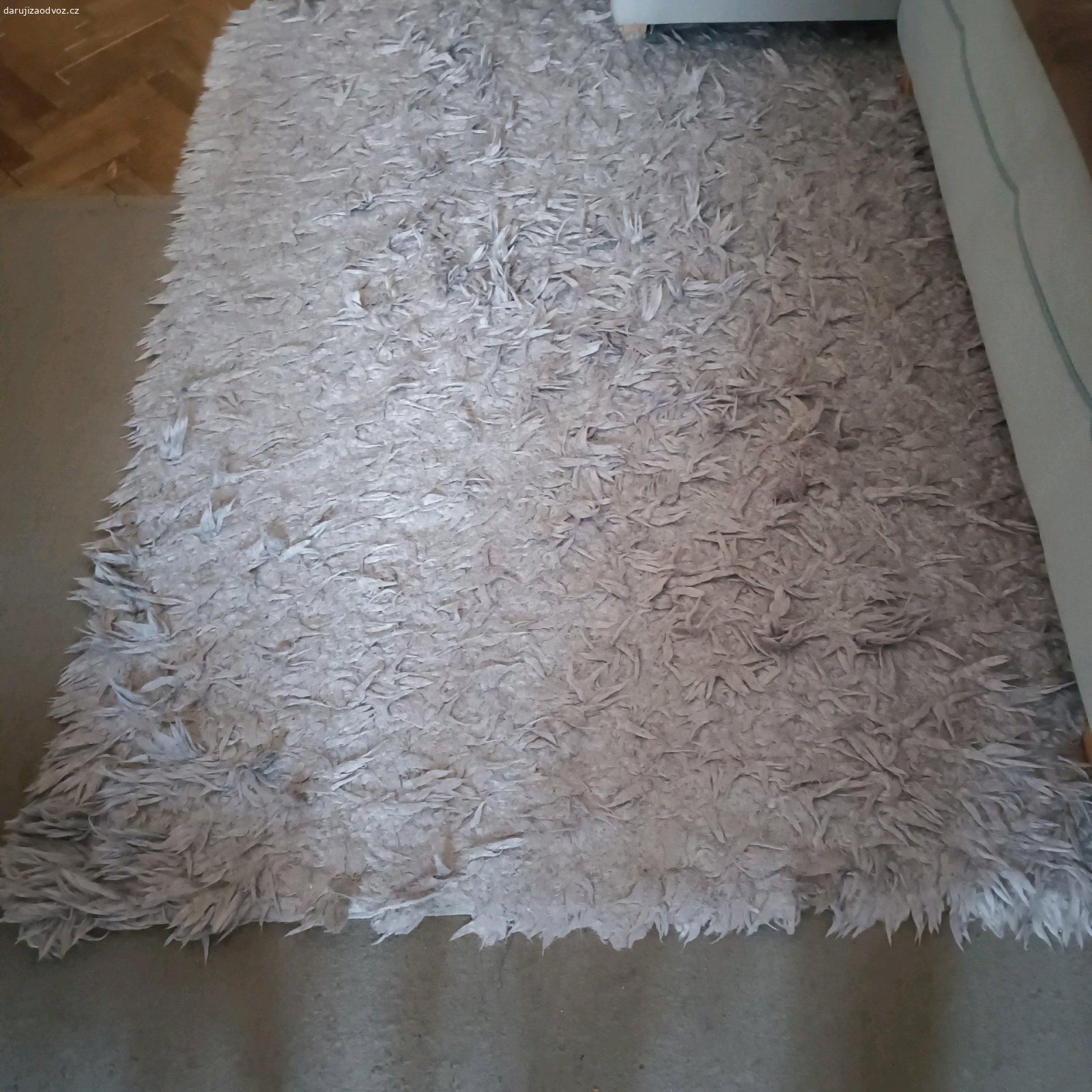Sešlapaný koberec. Daruji koberec 120x170cm, původně a dlouhými chlupy (umělé vlákno), sešlapaný. Třeba by se jako materiál někomu na něco hodil (možná pelech pro zvíře?).
