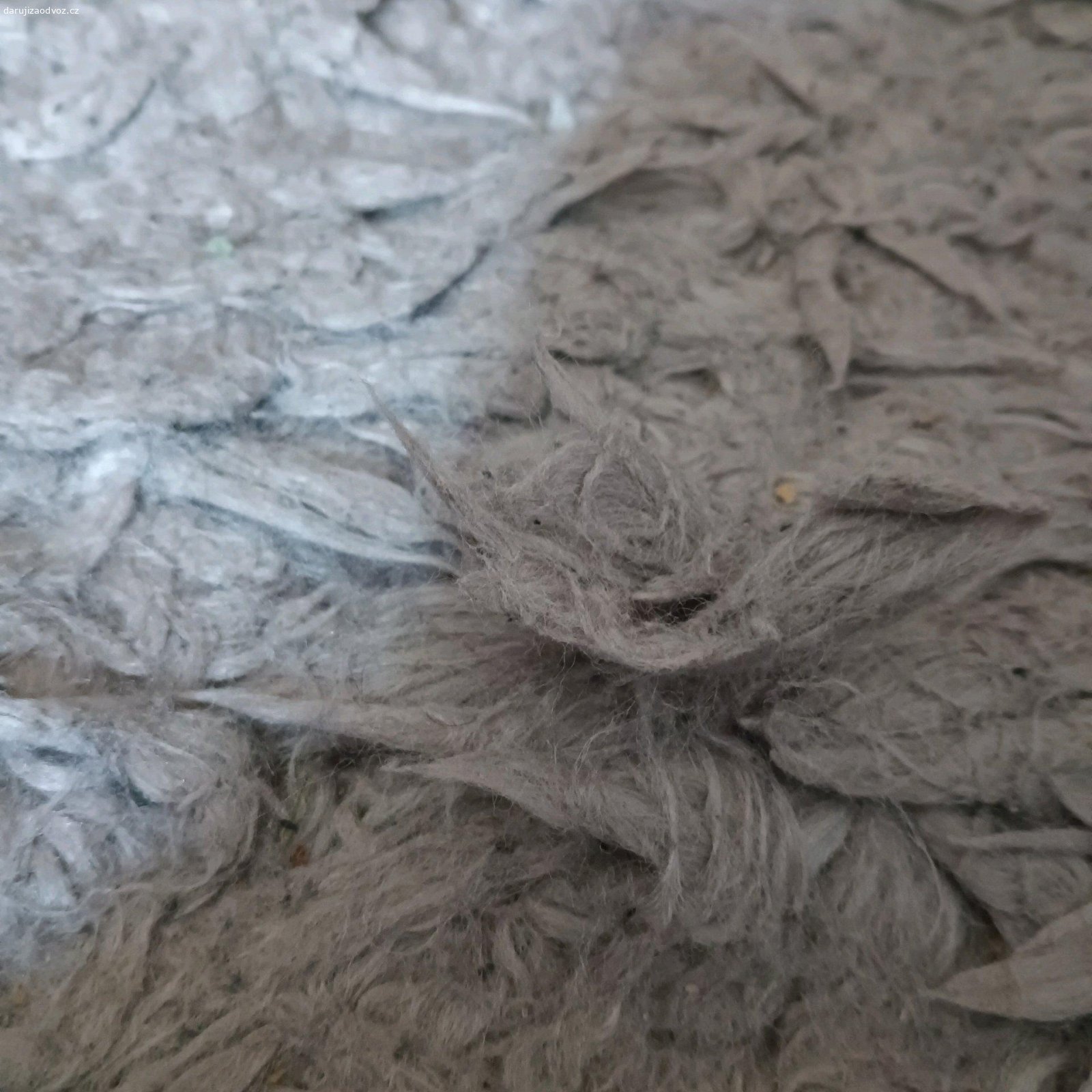 Sešlapaný koberec. Daruji koberec 120x170cm, původně a dlouhými chlupy (umělé vlákno), sešlapaný. Třeba by se jako materiál někomu na něco hodil (možná pelech pro zvíře?).