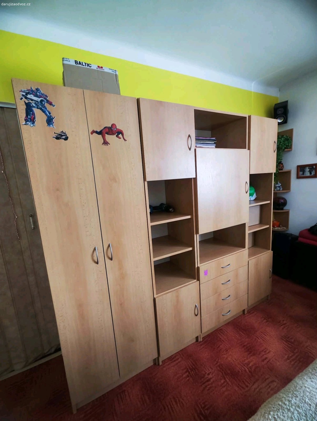Sestava nábytku z dětského pokoje. Skládá se ze 4 kusů, lze sestavit různě.V 192cm, H 43cm, Š 200 cm.

Kontaktujte ideálně na WhatsApp, na tel . jsem zřídka k zastižení.
