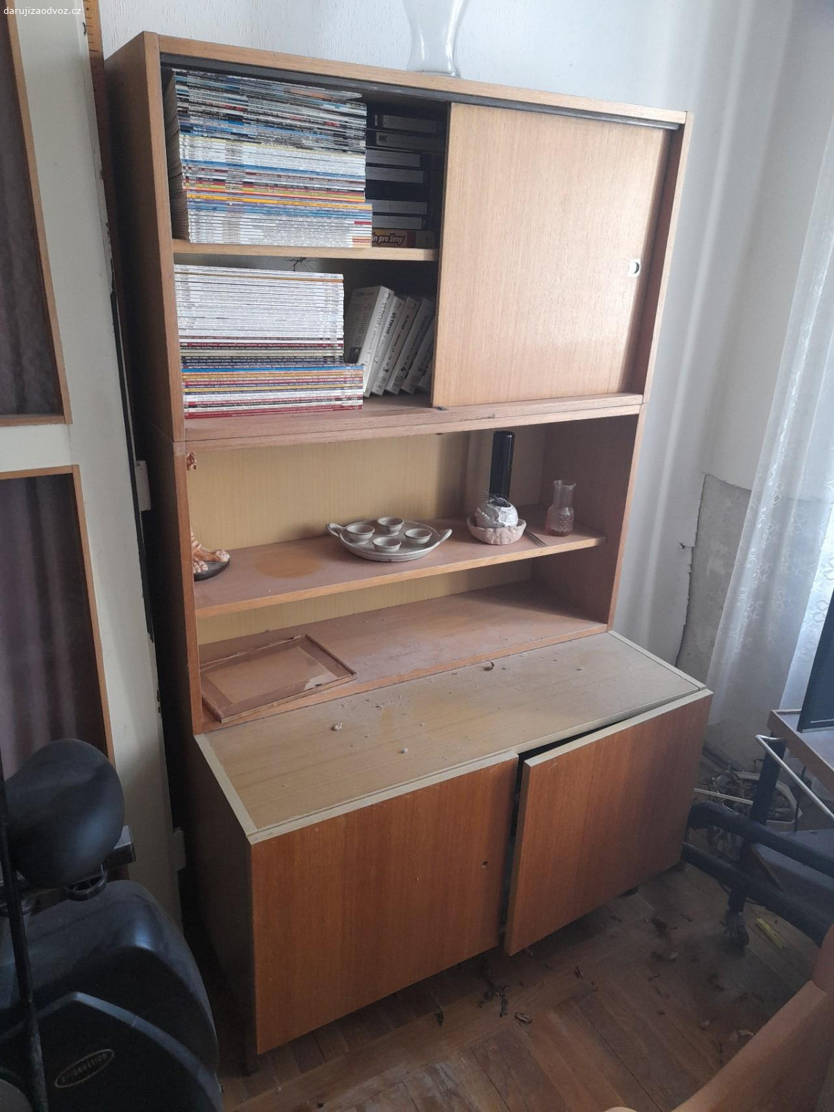 Sestava skříněk 60. leta. Sestava skříněk z cca 60. let . Obrázek 1: 2 skříňky 100x190x45 cm. Obrázek 2: 100x170x60 cm. Obrázek 3: 120x205x45cm. Obrázek 4: 100x200x65 cm. Skříně  nejsou stabilně smontované,  lze je libovolně kombinovat. Mozno přidat peřiňák