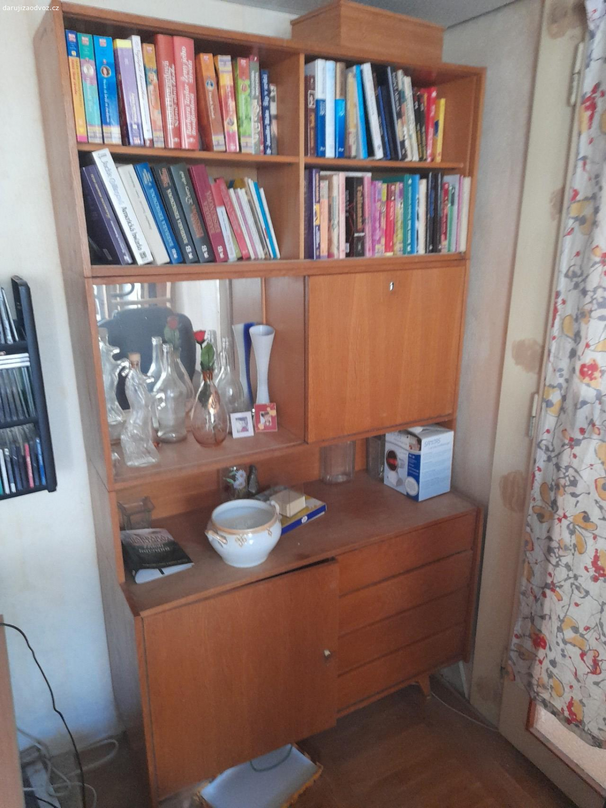 Sestava skříněk 60. leta. Sestava skříněk z cca 60. let . Obrázek 1: 2 skříňky 100x190x45 cm. Obrázek 2: 100x170x60 cm. Obrázek 3: 120x205x45cm. Obrázek 4: 100x200x65 cm. Skříně  nejsou stabilně smontované,  lze je libovolně kombinovat. Mozno přidat peřiňák