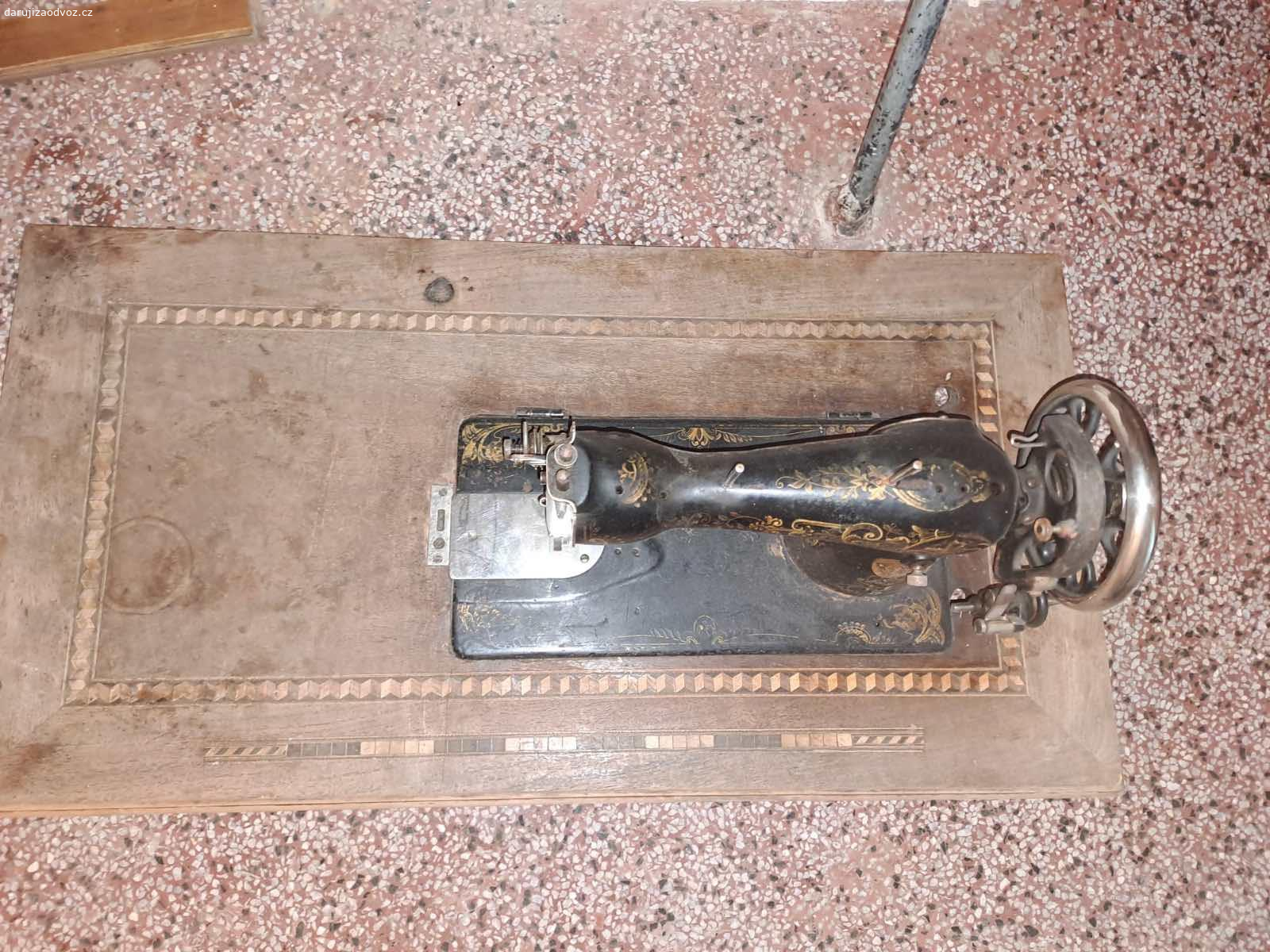 Šicí stroj Singer. Daruji šicí stroj Singer, nefunkční, možno použít jako dekoraci.