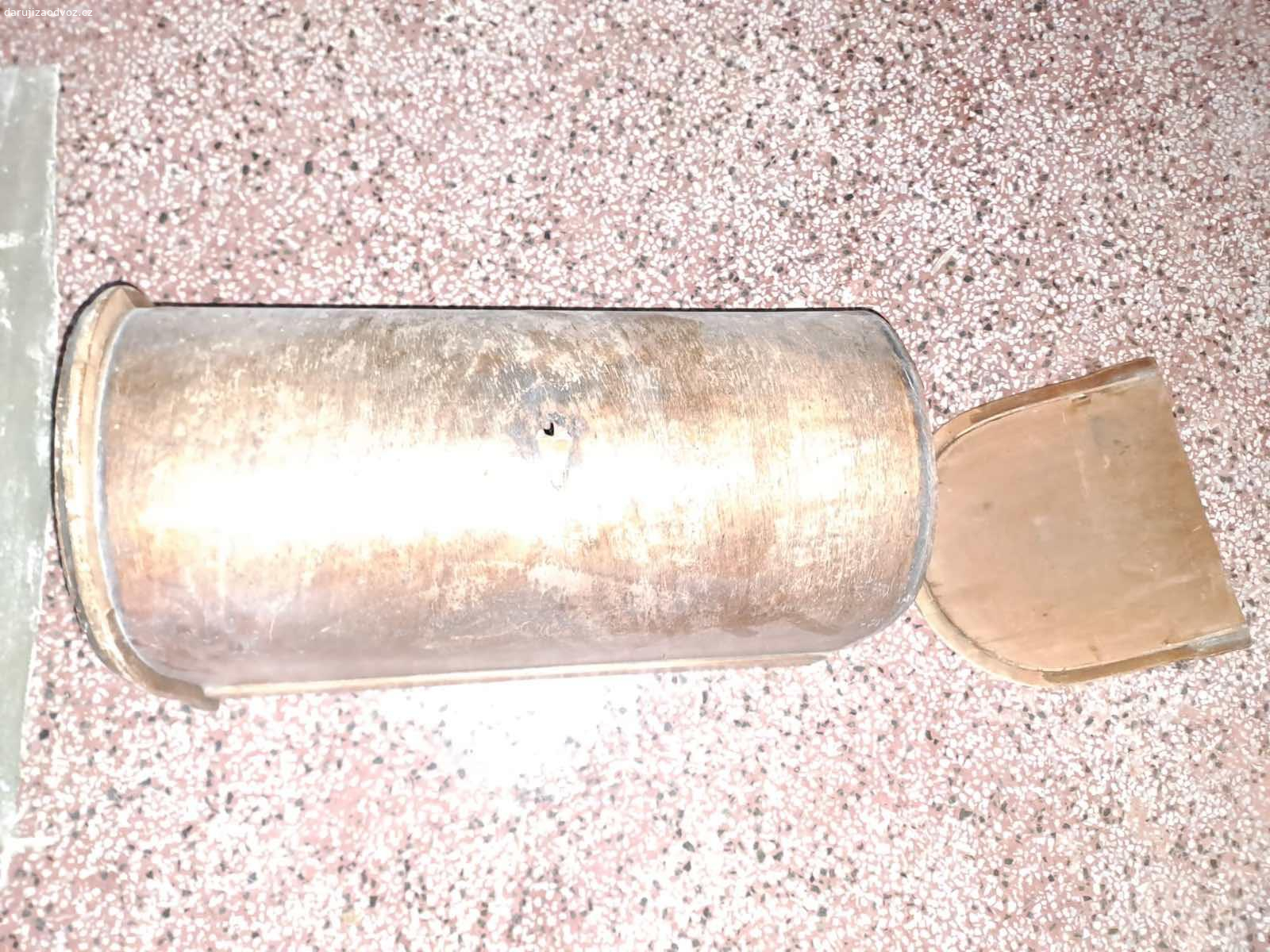 Šicí stroj Singer. Daruji šicí stroj Singer, nefunkční, možno použít jako dekoraci.