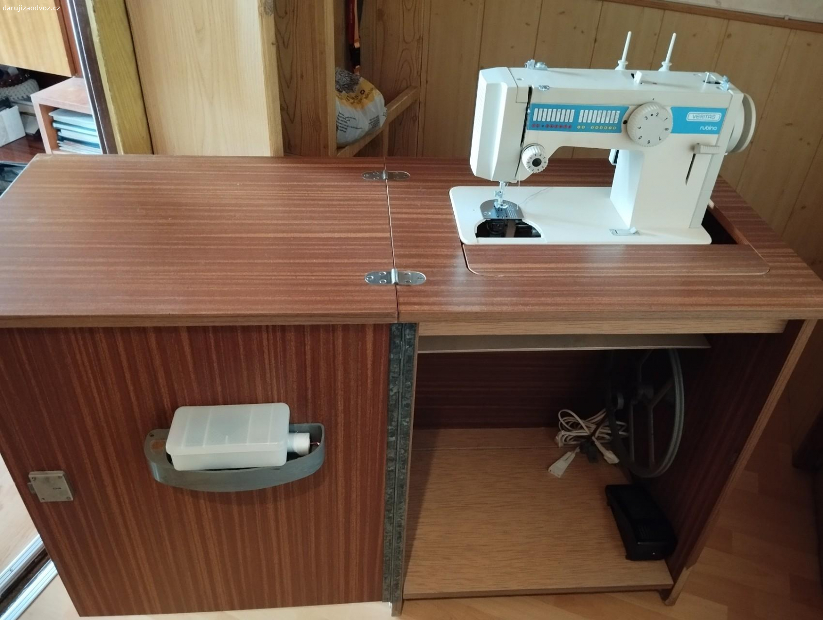 Šicí stroj Veritas. u skříňky chybí kliček na zamknutí a u stroje jeden plíšek viz foto. Jinak je stroj plně funkční