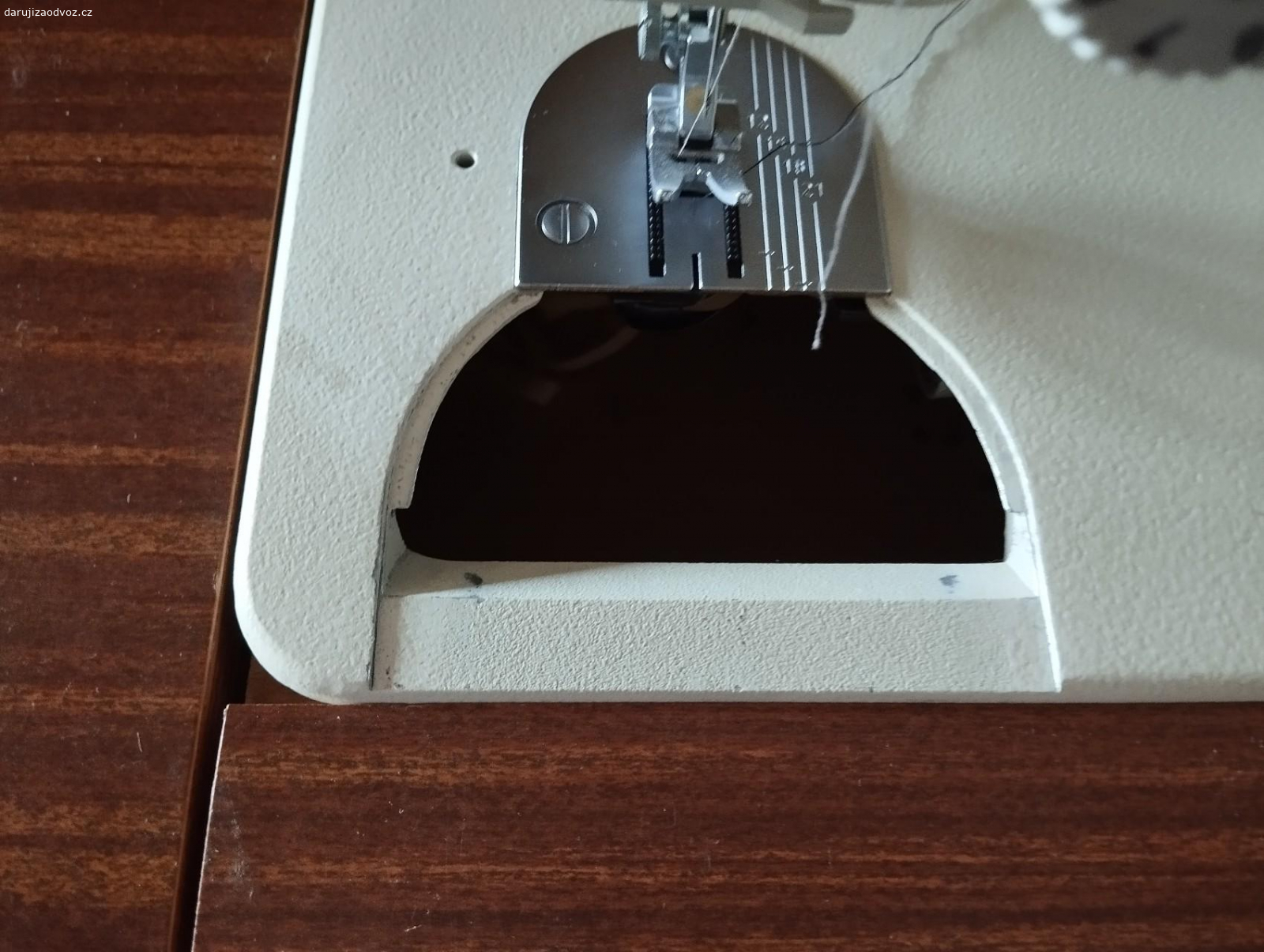 Šicí stroj Veritas. u skříňky chybí kliček na zamknutí a u stroje jeden plíšek viz foto. Jinak je stroj plně funkční