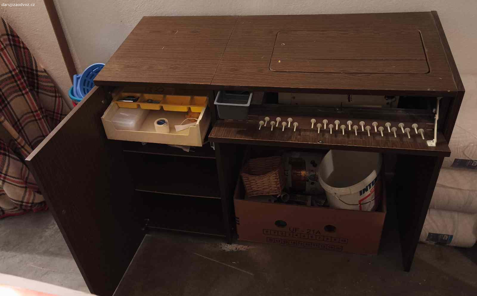 Šicí stroj Veritas. Šicí stroj - viz fotografie