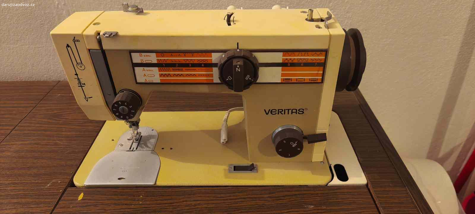 Šicí stroj Veritas. Šicí stroj - viz fotografie