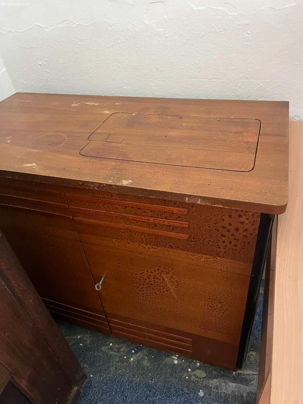 Šicí stroj. Pošlu dál šicí stroj někomu, kdo využije. Získala jsem ho zde od moc milých lidi, kteří měli po babičce, ale bohužel ho nakonec nevyužiji, do šití jsem se bohužel zatím nedala a jen tak nedá. Bylo by hezké, kdyby ho někdo využil. Je praktický- dá se celý složit, může sloužit i jako menší úložný prostor, skříňka… a nepotřebuje elektřinu :)